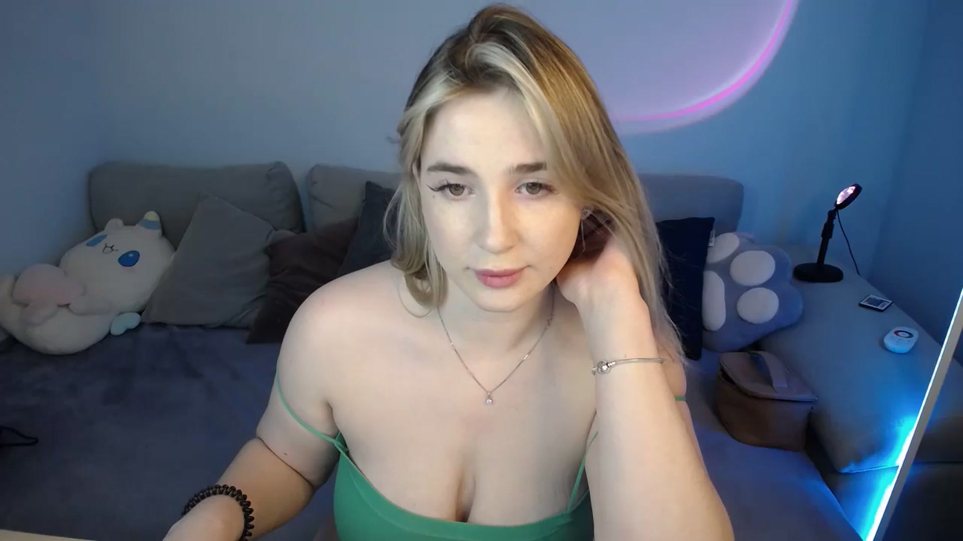 Gallery image thumbnail from SabrinaViolet's myfreecams stream on, 09/23/2024, 12:31 image 12 of 20