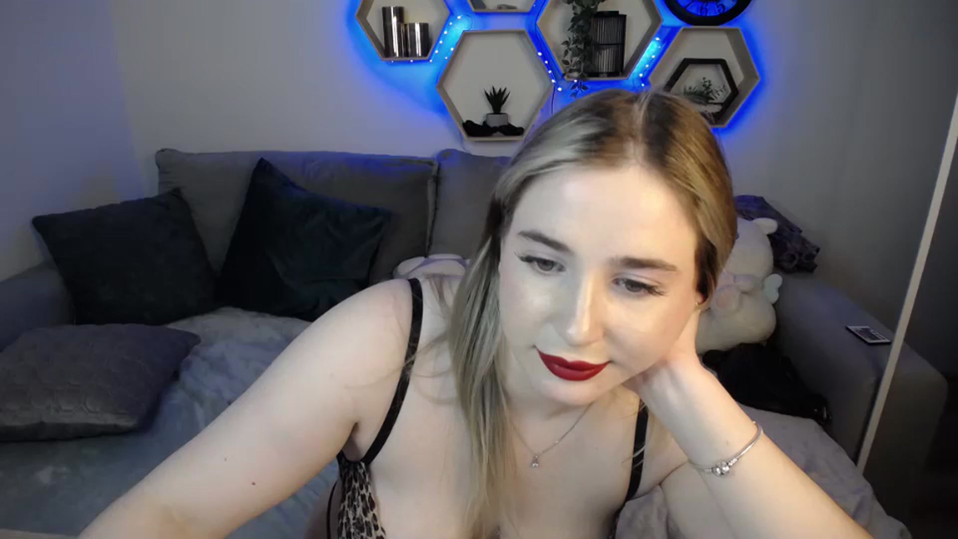 Gallery image thumbnail from SabrinaViolet's myfreecams stream on, 10/01/2024, 12:53 image 13 of 20