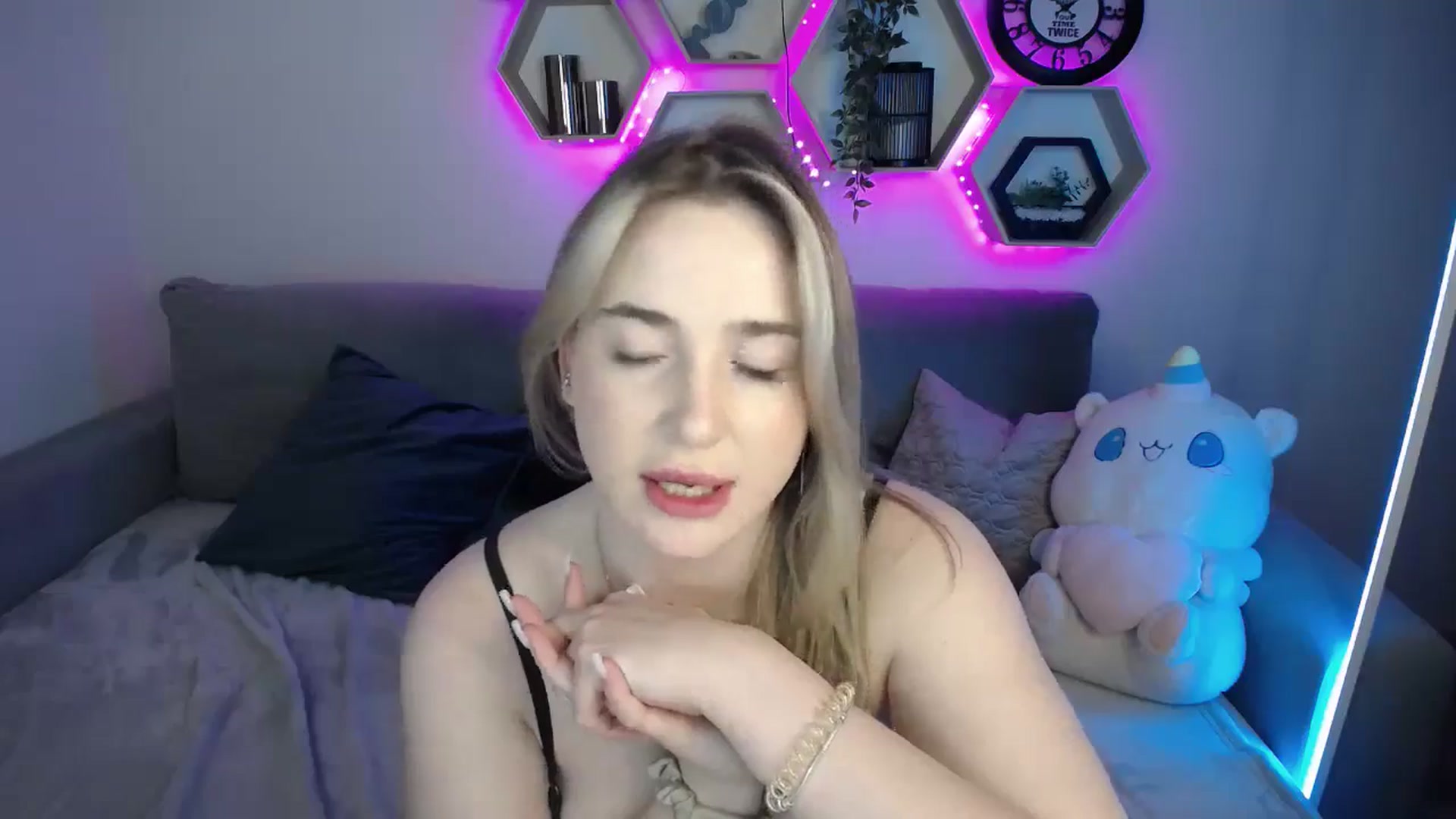 Gallery image thumbnail from SabrinaViolet's myfreecams stream on, 10/20/2024, 13:02 image 4 of 20