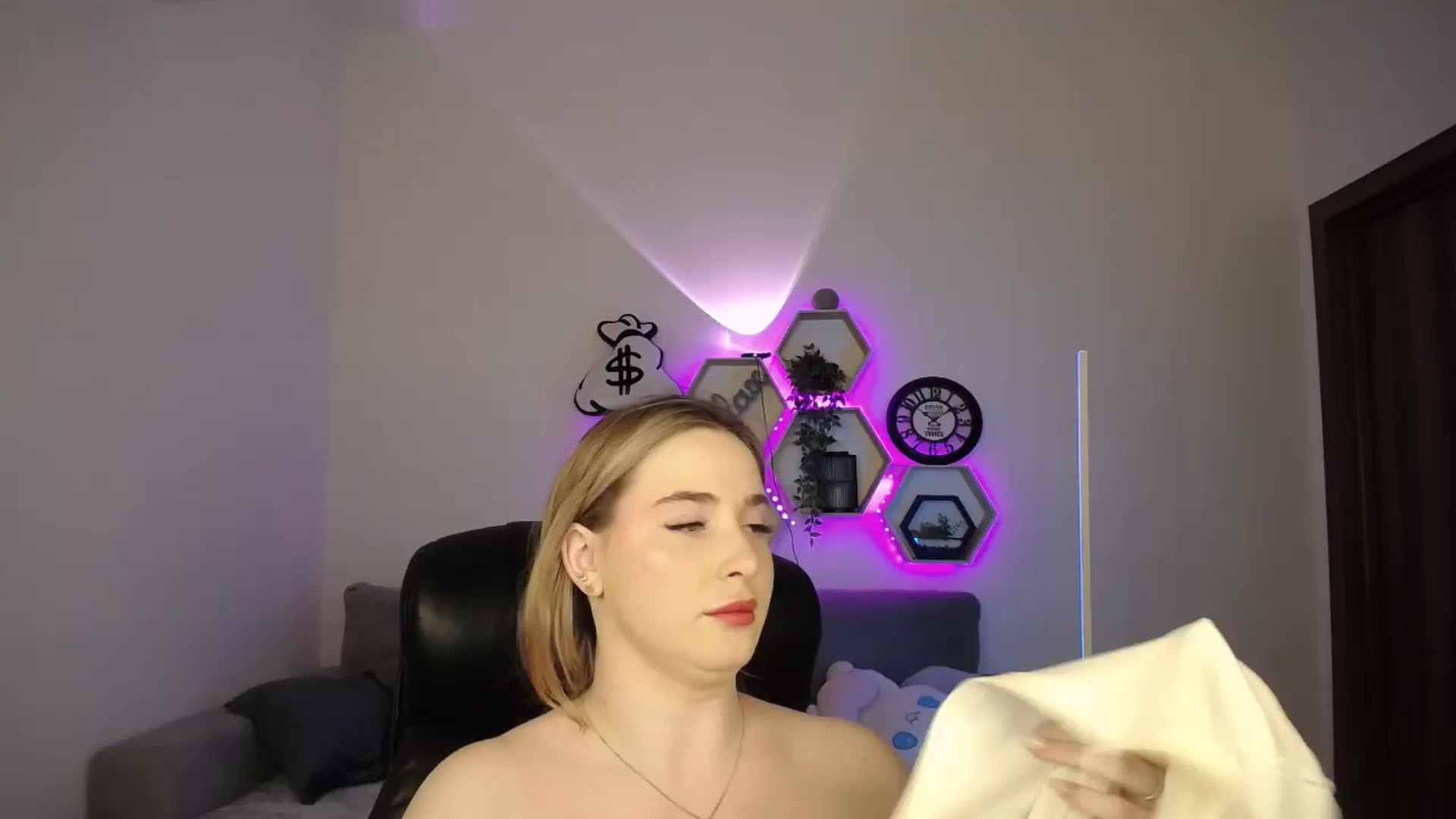 Gallery image thumbnail from SabrinaViolet's myfreecams stream on, 10/27/2024, 10:39 image 1 of 20