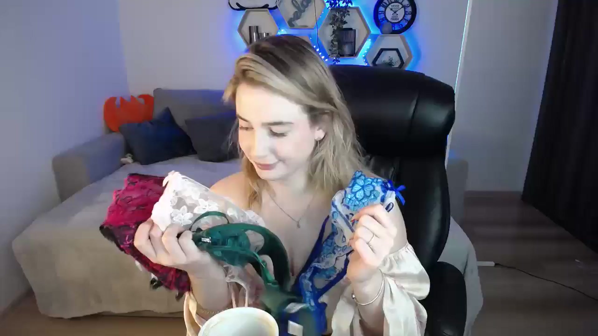 Gallery image thumbnail from SabrinaViolet's myfreecams stream on, 11/26/2024, 12:20 image 9 of 20