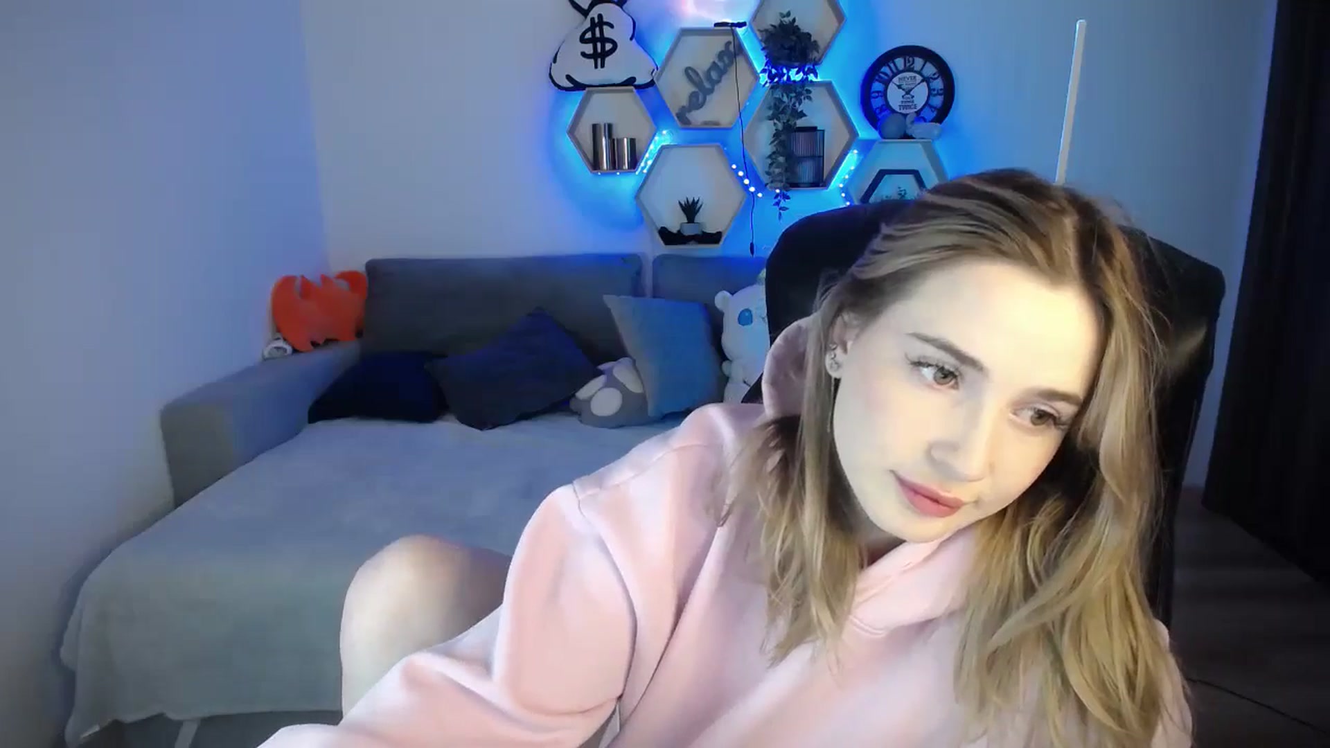 Gallery image thumbnail from SabrinaViolet's myfreecams stream on, 12/21/2024, 10:21 image 3 of 20