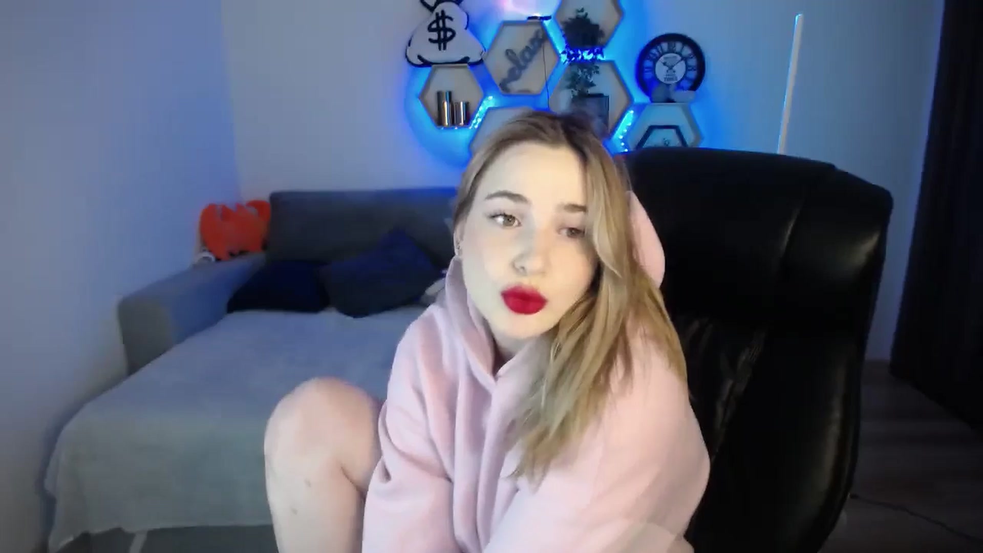 Gallery image thumbnail from SabrinaViolet's myfreecams stream on, 12/21/2024, 10:21 image 13 of 20