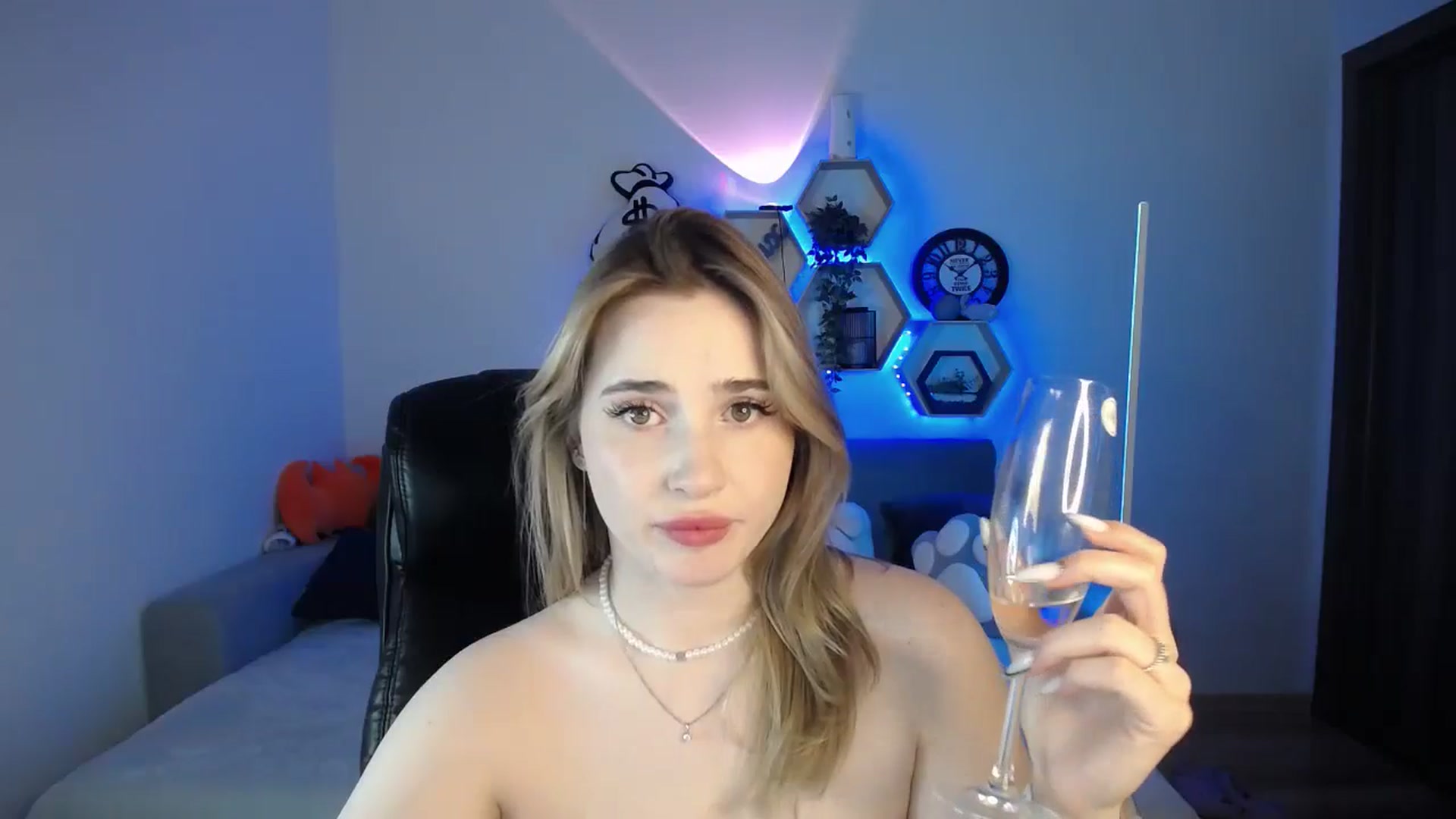 Gallery image thumbnail from SabrinaViolet's myfreecams stream on, 12/26/2024, 13:38 image 12 of 20
