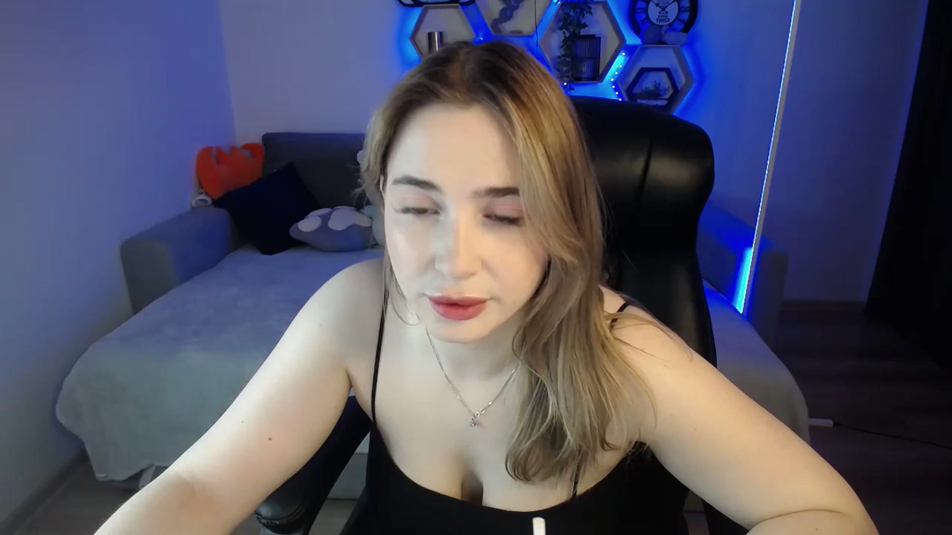 Gallery image thumbnail from SabrinaViolet's myfreecams stream on, 01/08/2025, 09:40 image 4 of 20