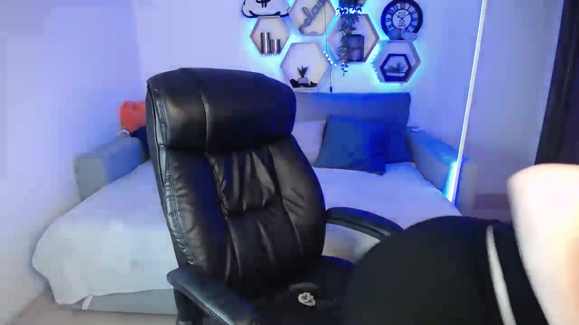 Gallery image thumbnail from SabrinaViolet's myfreecams stream on, 01/08/2025, 09:40 image 15 of 20