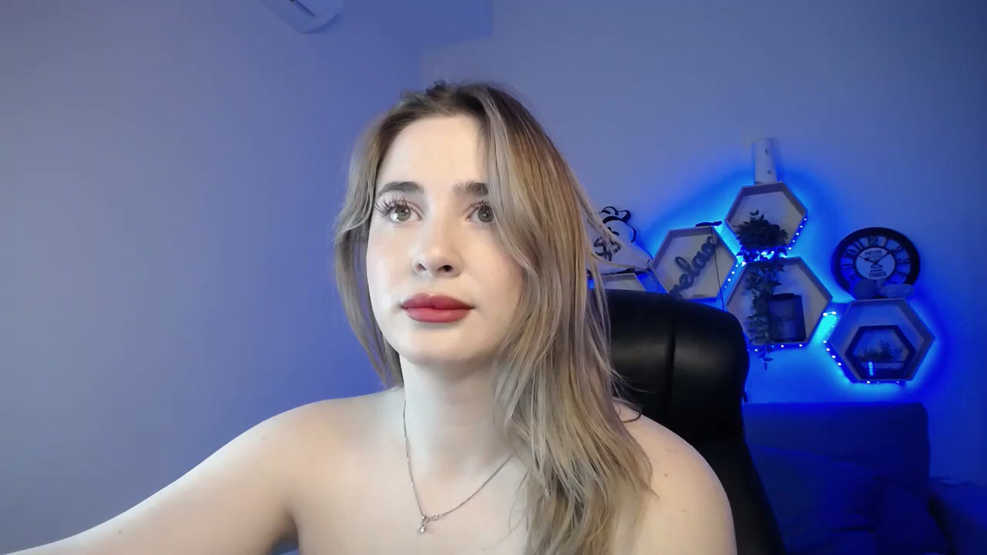 Gallery image thumbnail from SabrinaViolet's myfreecams stream on, 01/08/2025, 10:36 image 8 of 20