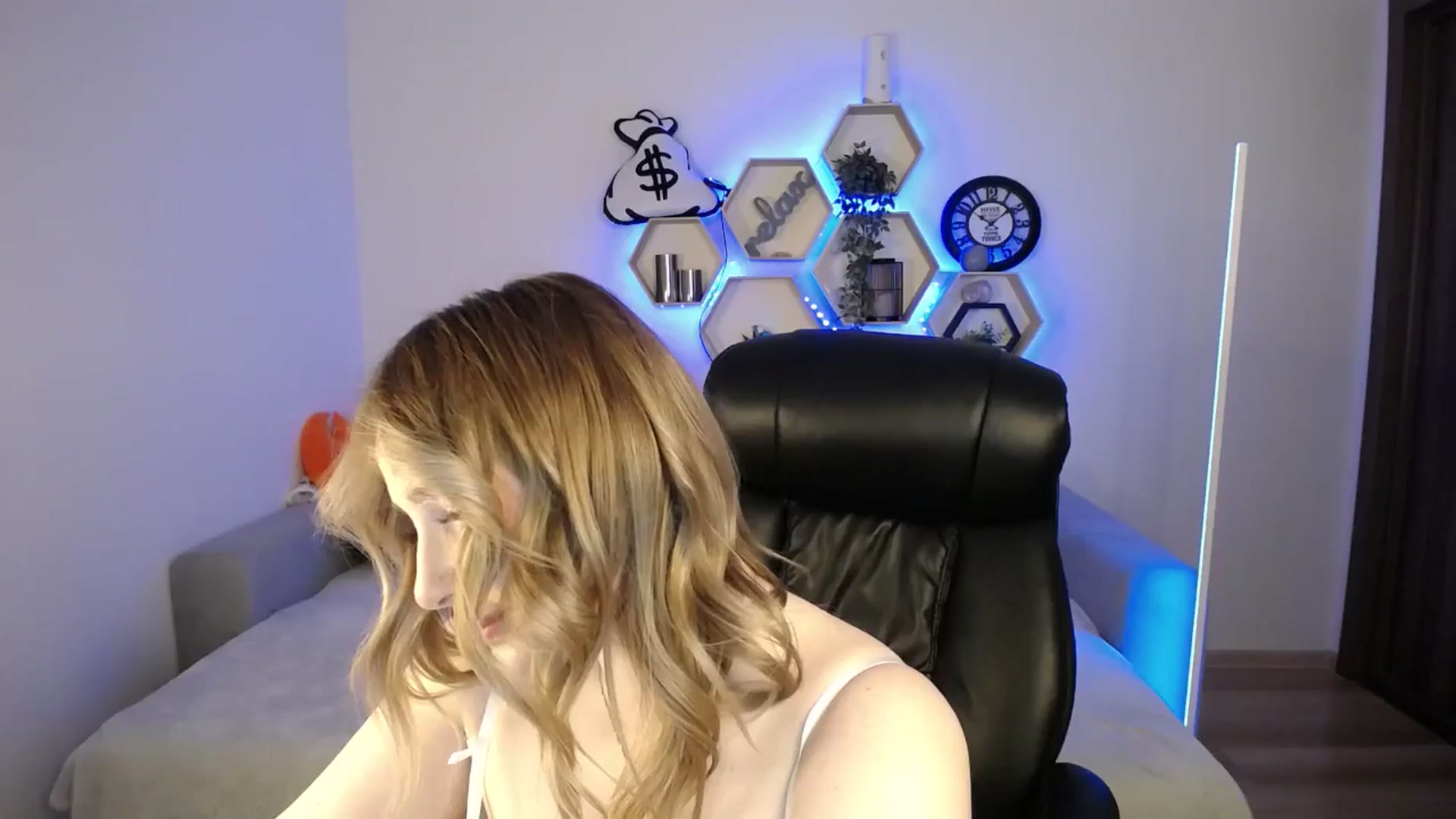 Gallery image thumbnail from SabrinaViolet's myfreecams stream on, 01/26/2025, 11:11 image 15 of 20