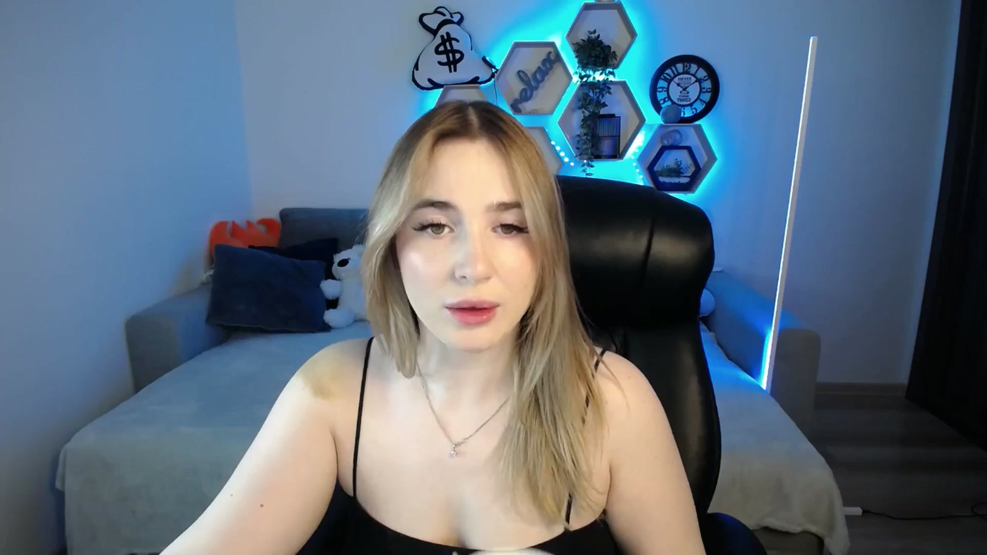 Gallery image thumbnail from SabrinaViolet's myfreecams stream on, 02/02/2025, 09:27 image 8 of 20