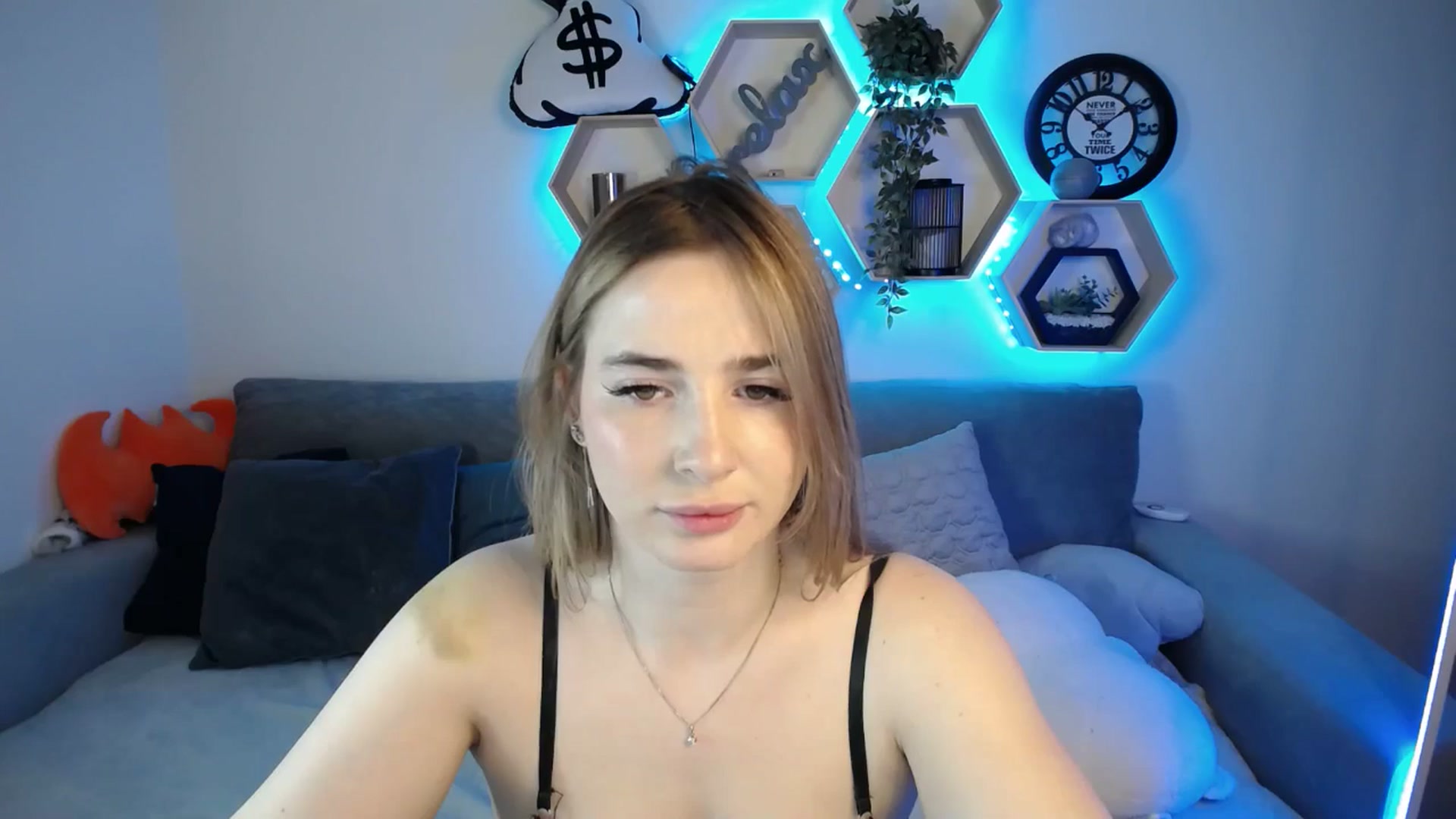 Gallery image thumbnail from SabrinaViolet's myfreecams stream on, 02/02/2025, 10:43 image 3 of 20