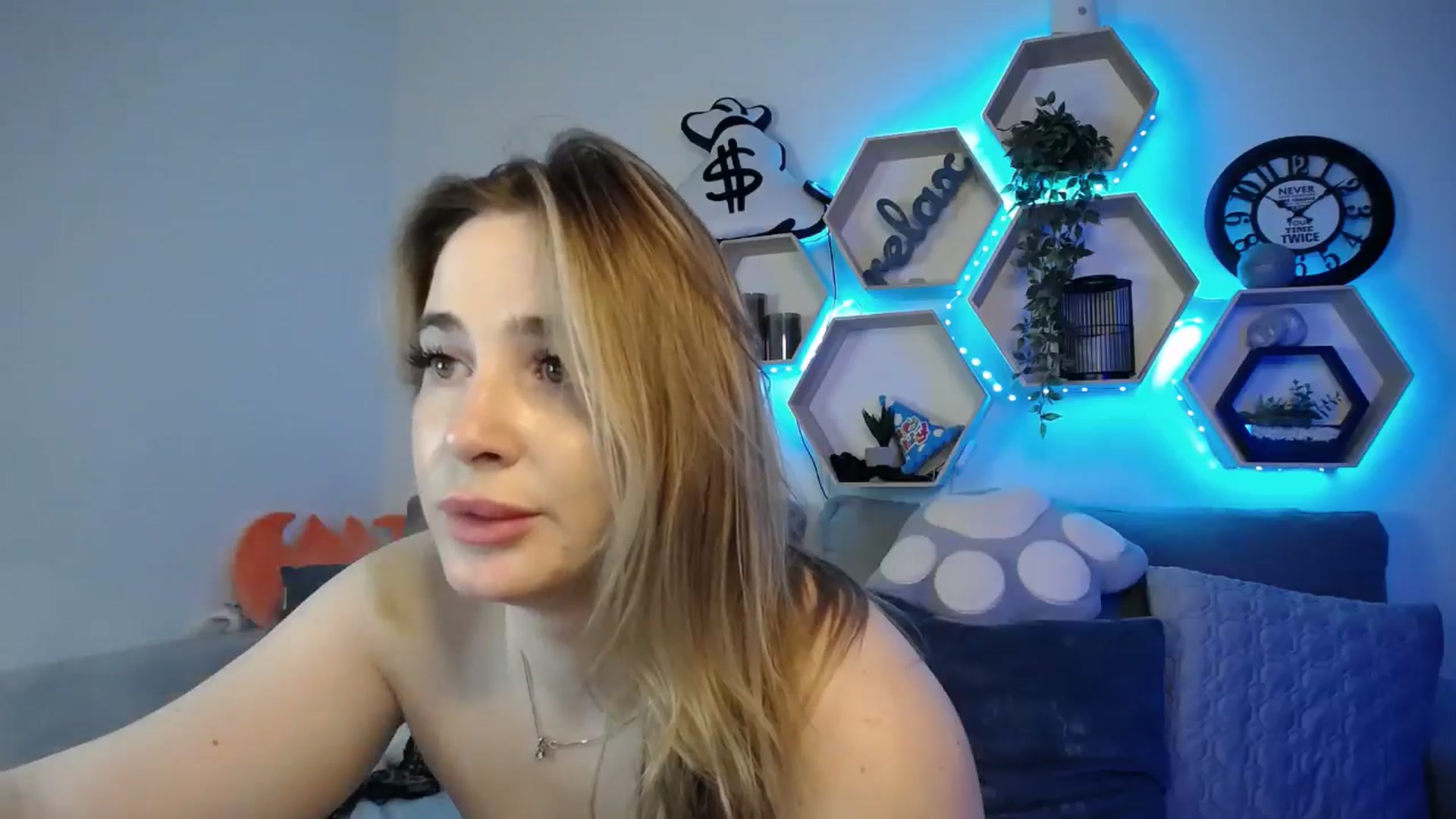 Gallery image thumbnail from SabrinaViolet's myfreecams stream on, 02/03/2025, 14:06 image 15 of 20