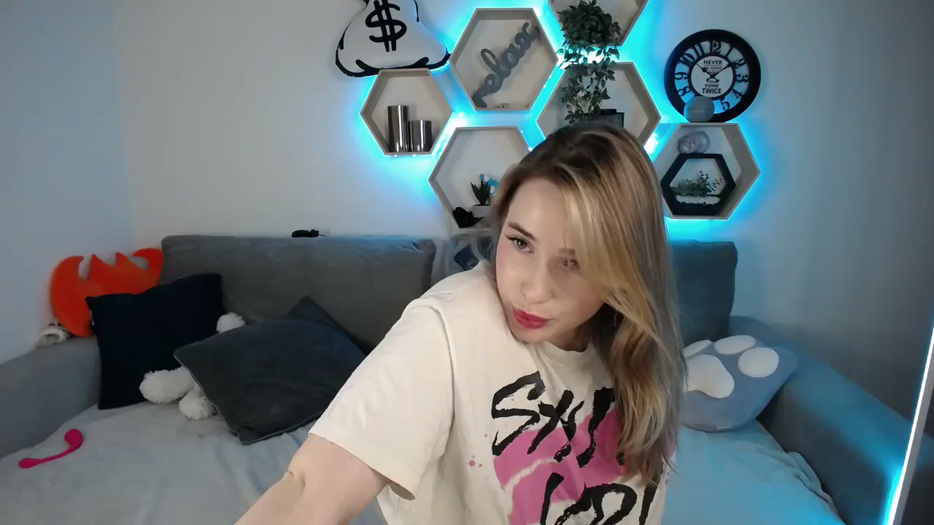 Gallery image thumbnail from SabrinaViolet's myfreecams stream on, 02/14/2025, 12:55 image 13 of 20