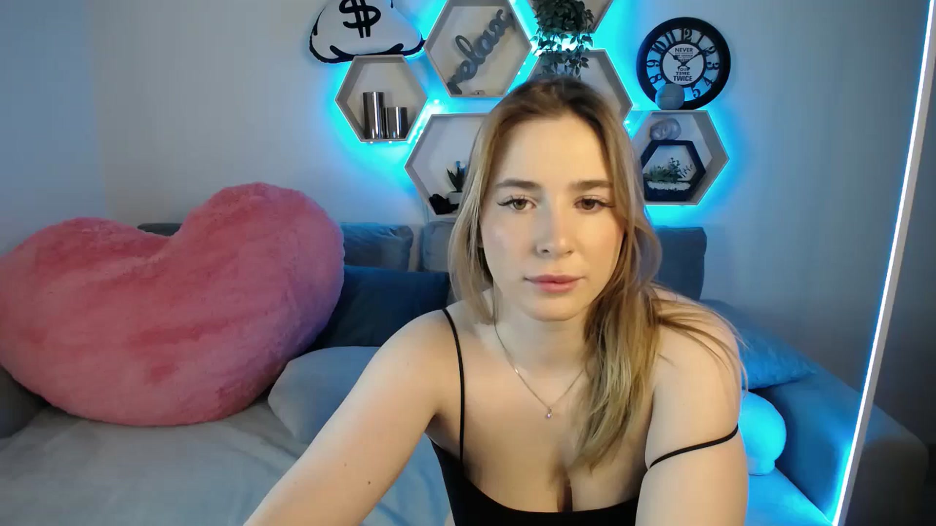 Gallery image thumbnail from SabrinaViolet's myfreecams stream on, 02/16/2025, 10:20 image 11 of 20
