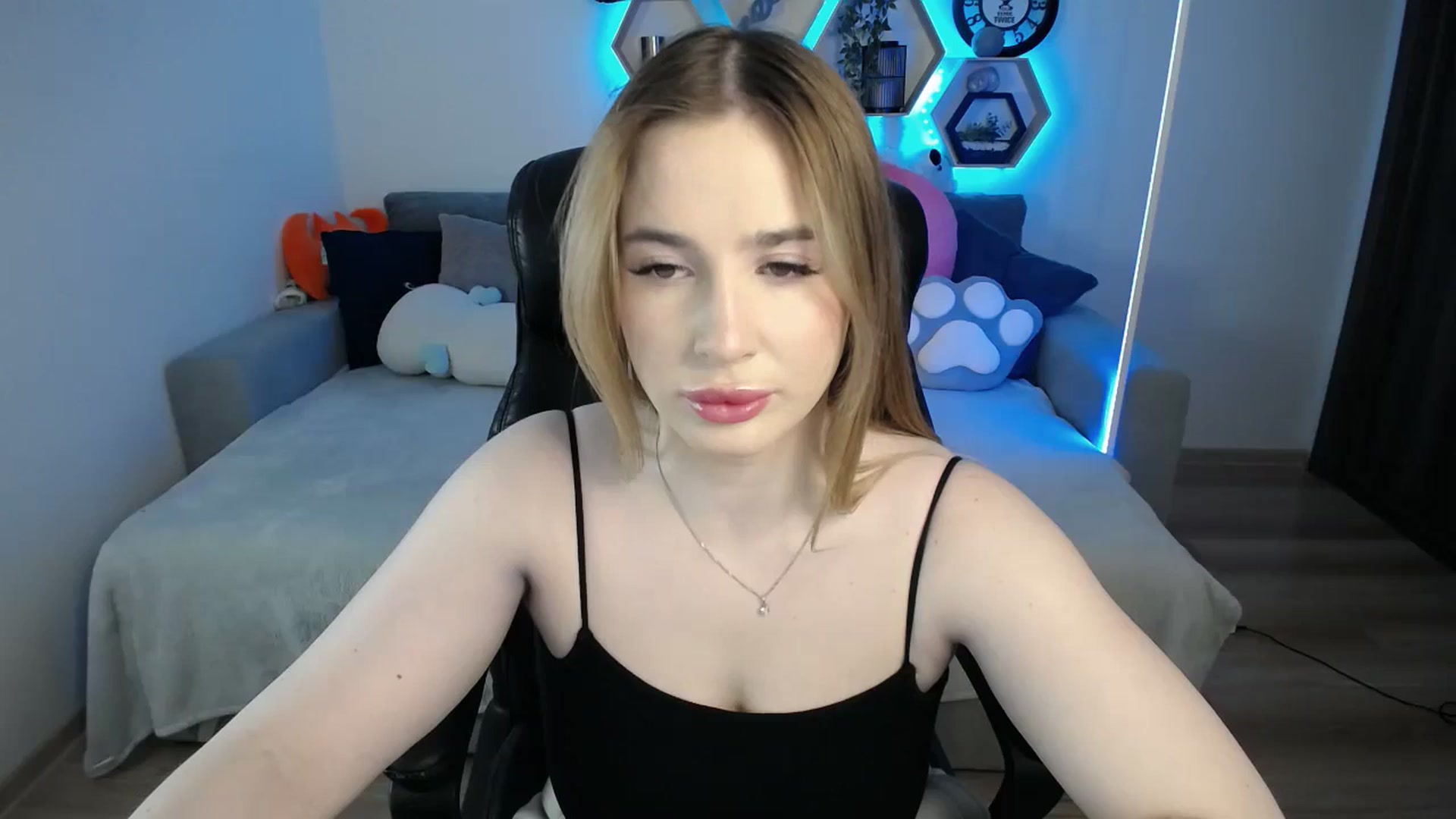 Gallery image thumbnail from SabrinaViolet's myfreecams stream on, 02/25/2025, 10:37 image 6 of 20