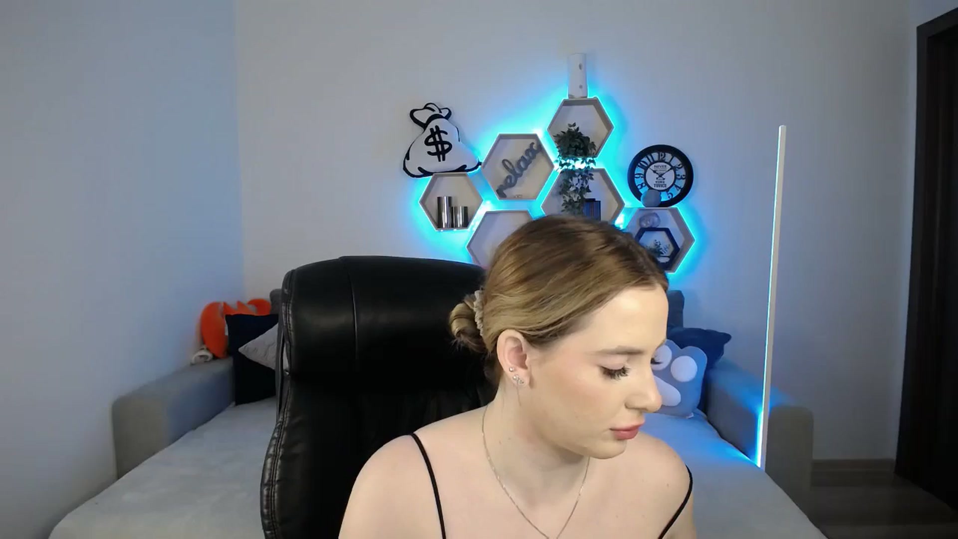 Gallery image thumbnail from SabrinaViolet's myfreecams stream on, 02/26/2025, 10:05 image 7 of 20