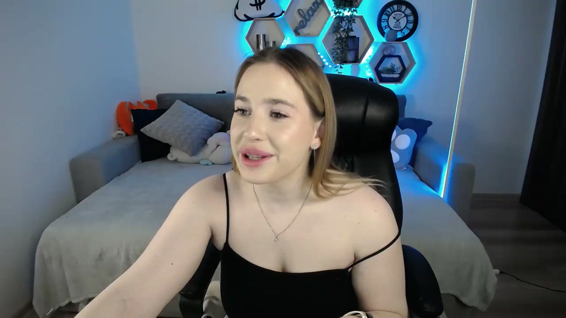 Gallery image thumbnail from SabrinaViolet's myfreecams stream on, 02/26/2025, 10:50 image 8 of 20