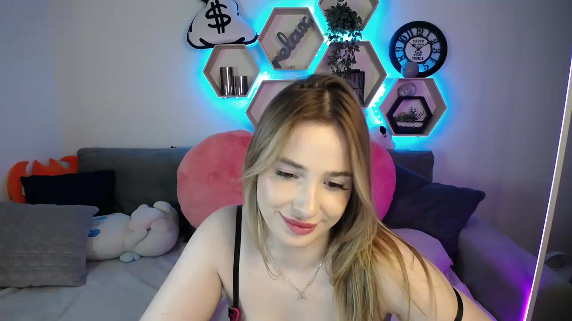 Gallery image thumbnail from SabrinaViolet's myfreecams stream on, 03/01/2025, 12:43 image 19 of 20