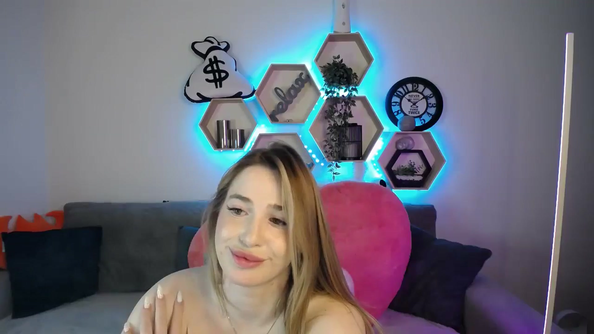 Gallery image thumbnail from SabrinaViolet's myfreecams stream on, 03/01/2025, 14:58 image 16 of 20