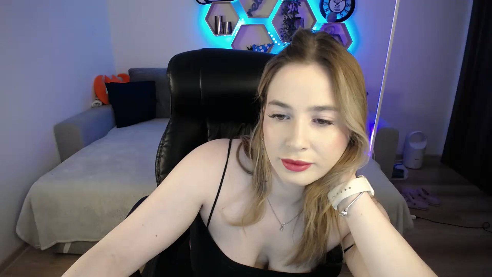 Gallery image thumbnail from SabrinaViolet's myfreecams stream on, 03/02/2025, 11:27 image 7 of 20