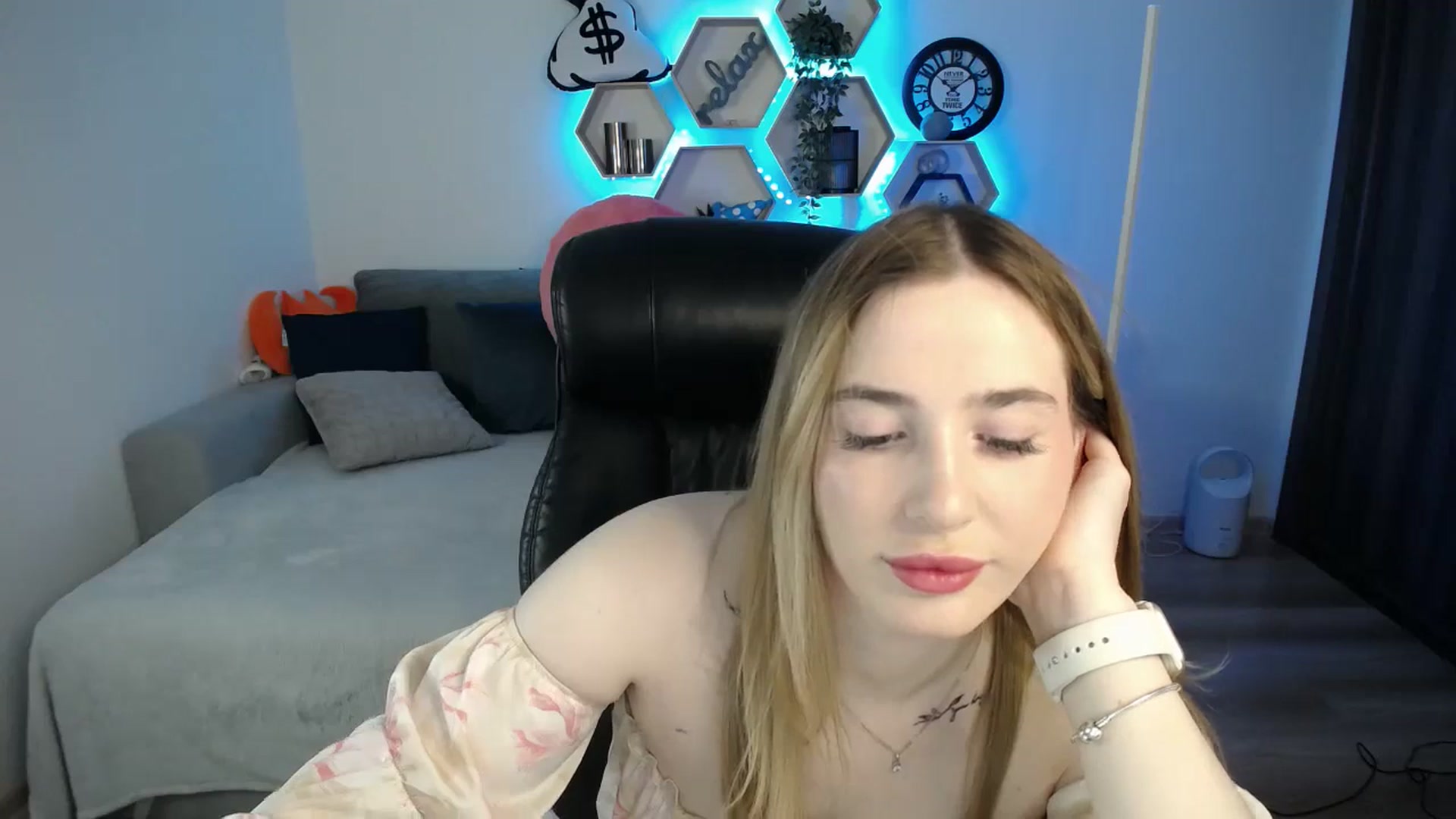 Gallery image thumbnail from SabrinaViolet's myfreecams stream on, 03/07/2025, 10:02 image 15 of 20