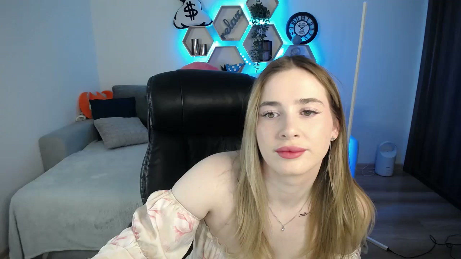 Gallery image thumbnail from SabrinaViolet's myfreecams stream on, 03/07/2025, 10:02 image 13 of 20