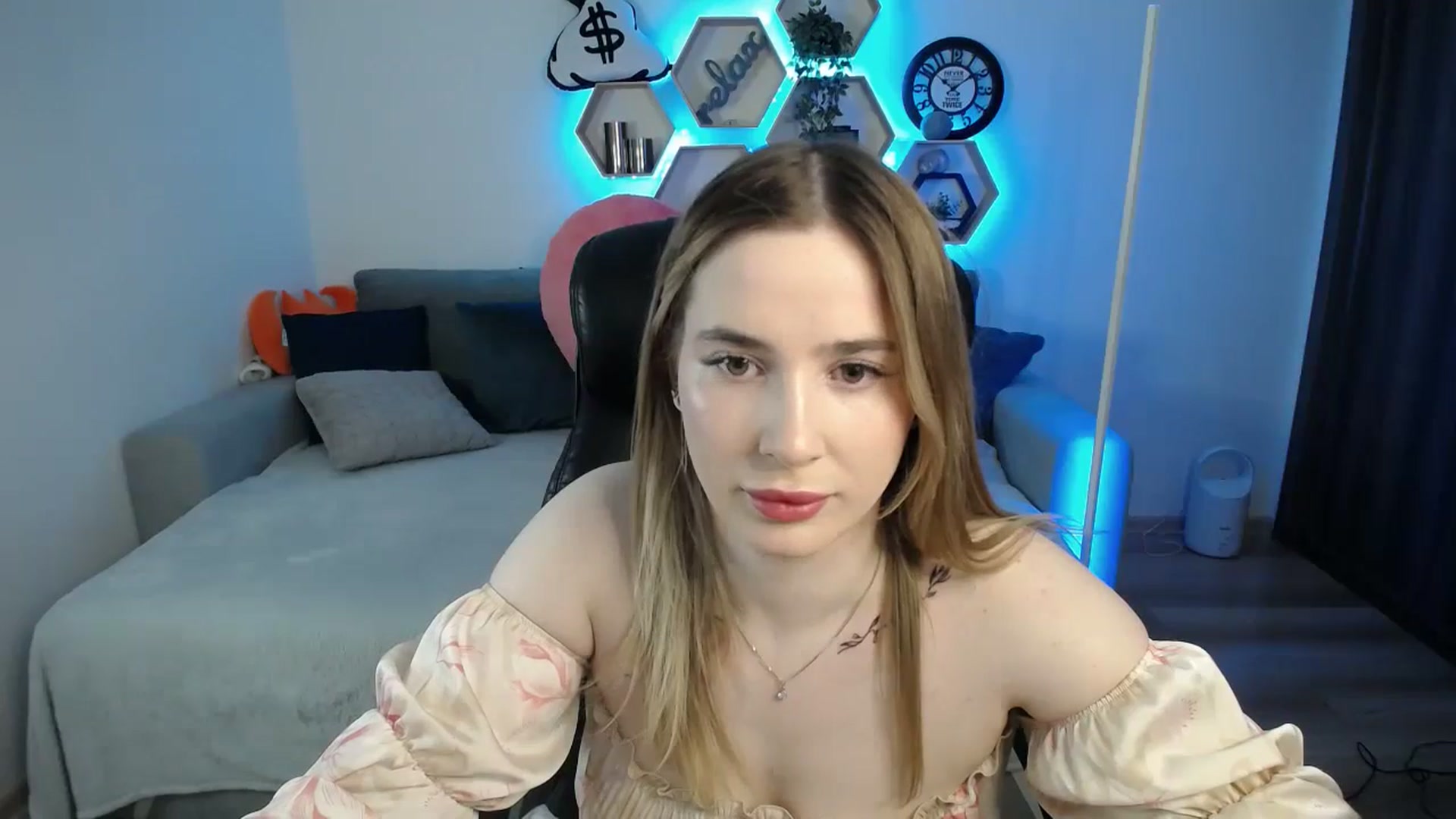 Gallery image thumbnail from SabrinaViolet's myfreecams stream on, 03/07/2025, 10:02 image 18 of 20