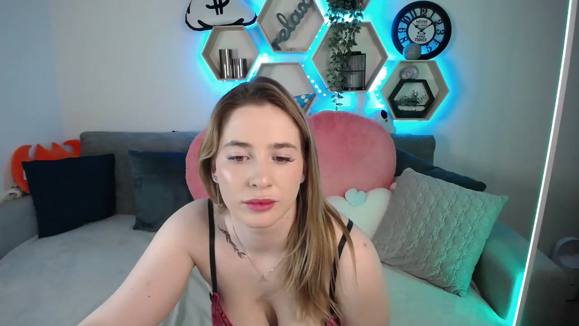 Gallery image thumbnail from SabrinaViolet's myfreecams stream on, 03/08/2025, 10:27 image 19 of 20