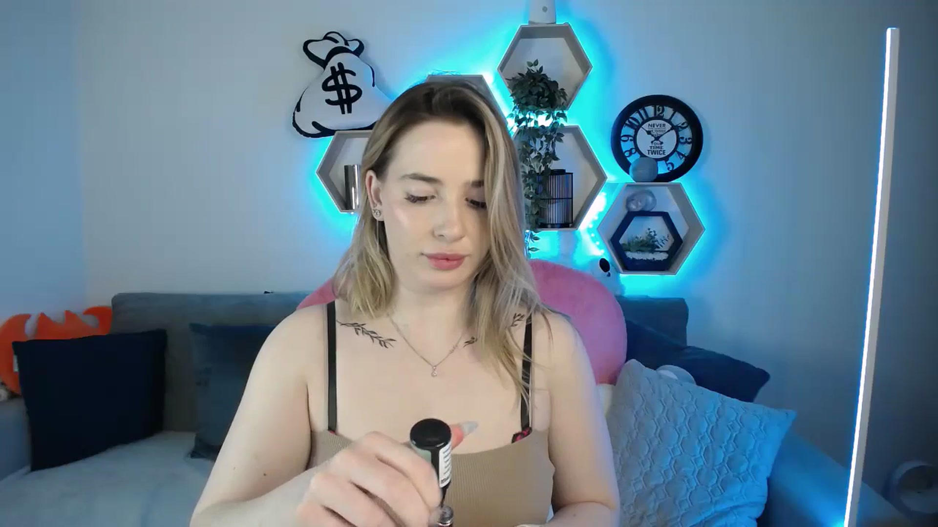 Gallery image thumbnail from SabrinaViolet's myfreecams stream on, 03/08/2025, 13:09 image 6 of 20