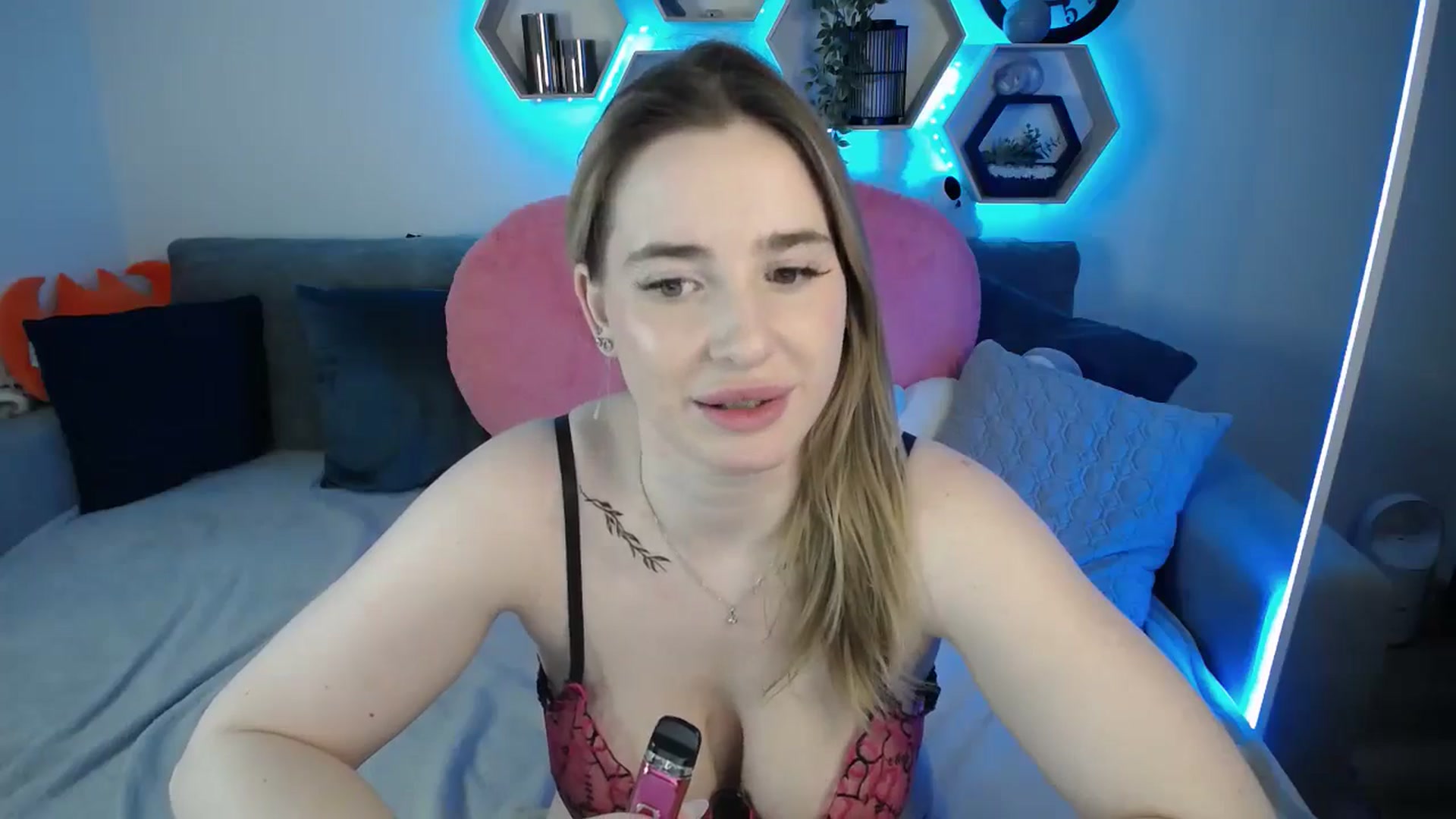 Gallery image thumbnail from SabrinaViolet's myfreecams stream on, 03/08/2025, 14:04 image 10 of 20