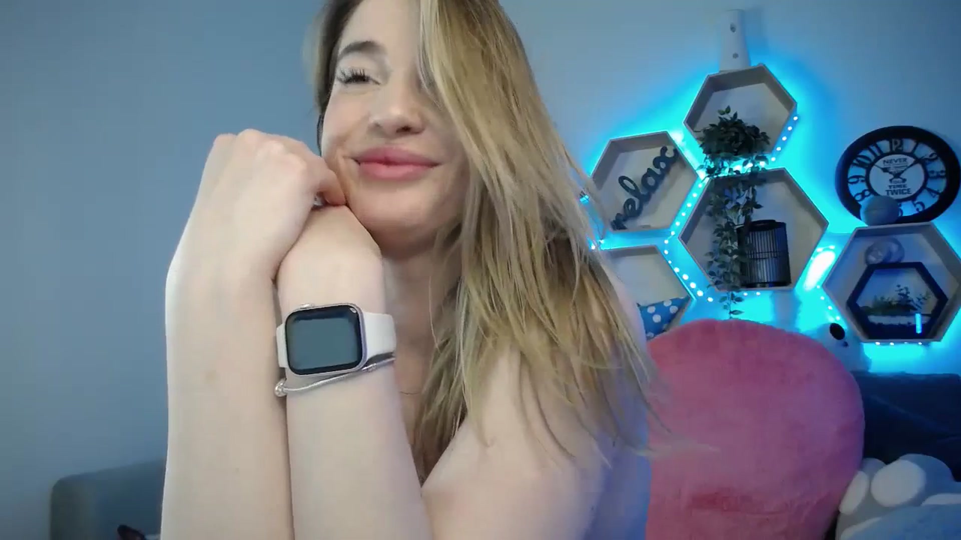 Gallery image thumbnail from SabrinaViolet's myfreecams stream on, 03/08/2025, 14:53 image 17 of 20