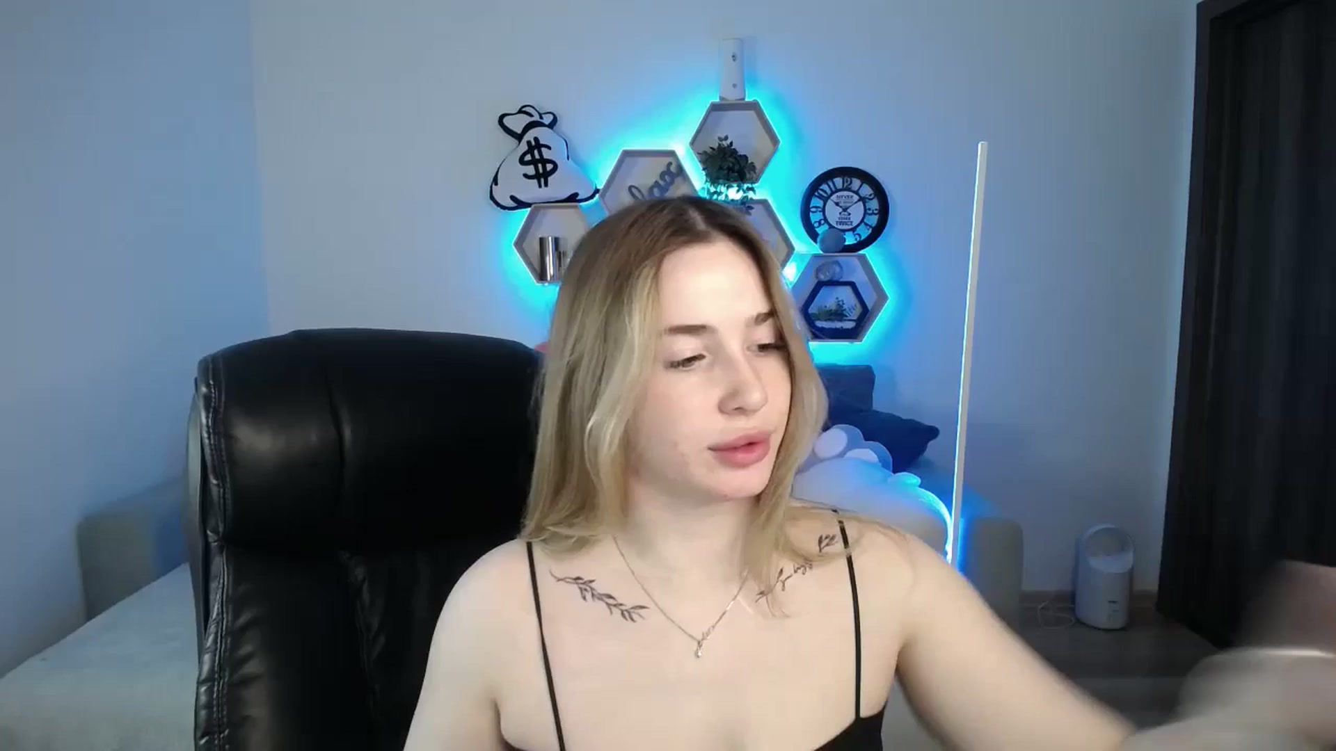 Gallery image thumbnail from SabrinaViolet's myfreecams stream on, 03/09/2025, 10:47 image 1 of 20