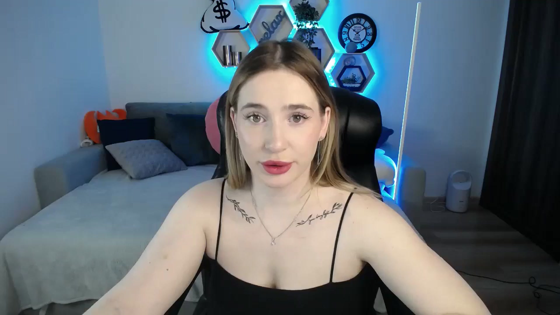 Gallery image thumbnail from SabrinaViolet's myfreecams stream on, 03/09/2025, 10:47 image 15 of 20