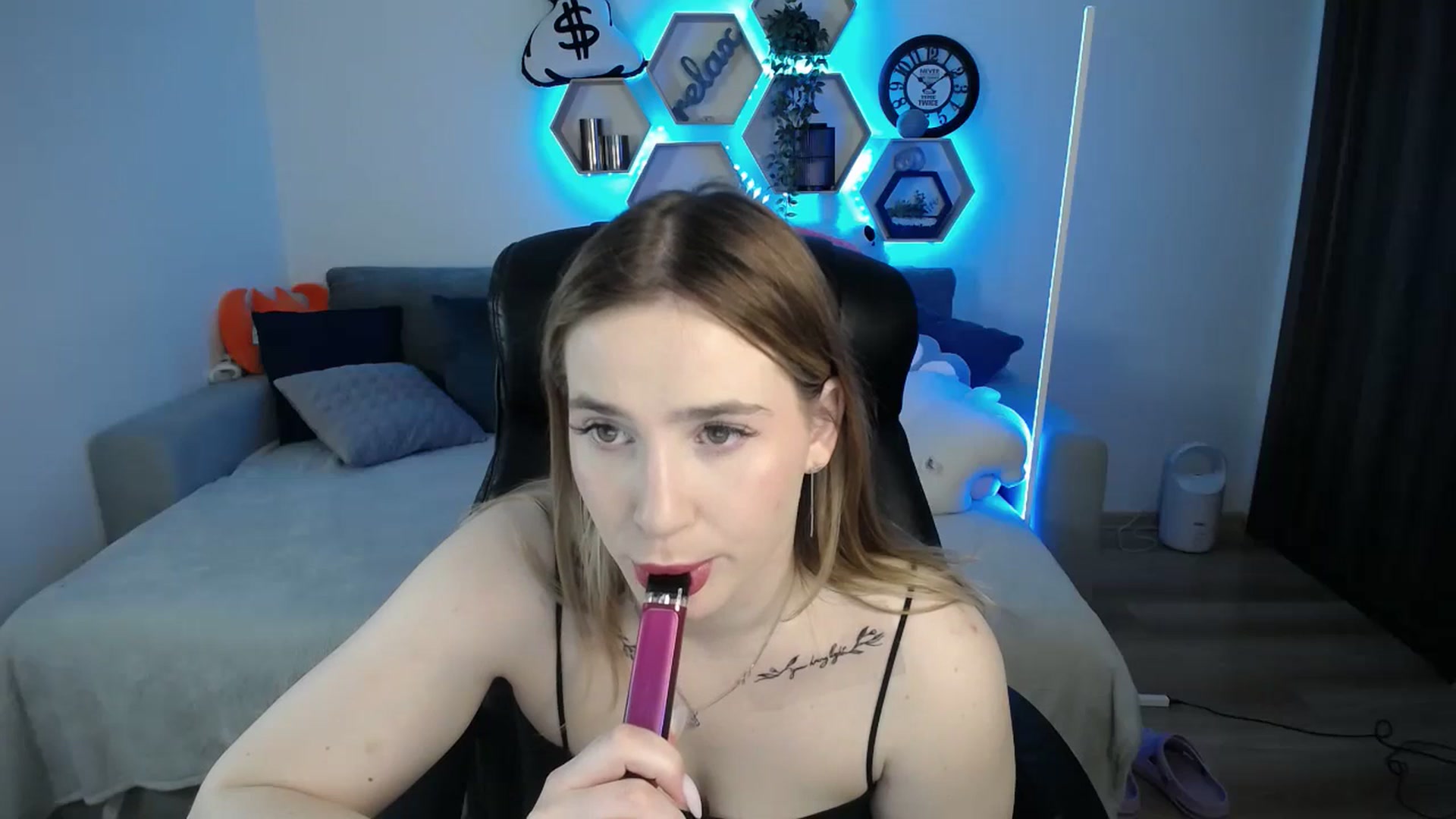 Gallery image thumbnail from SabrinaViolet's myfreecams stream on, 03/09/2025, 10:47 image 9 of 20