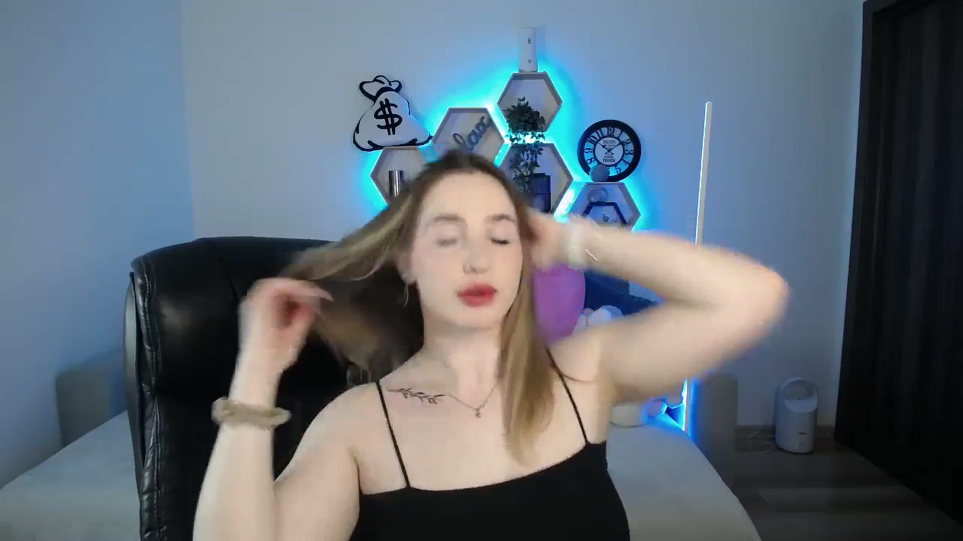 Gallery image thumbnail from SabrinaViolet's myfreecams stream on, 03/09/2025, 10:47 image 3 of 20