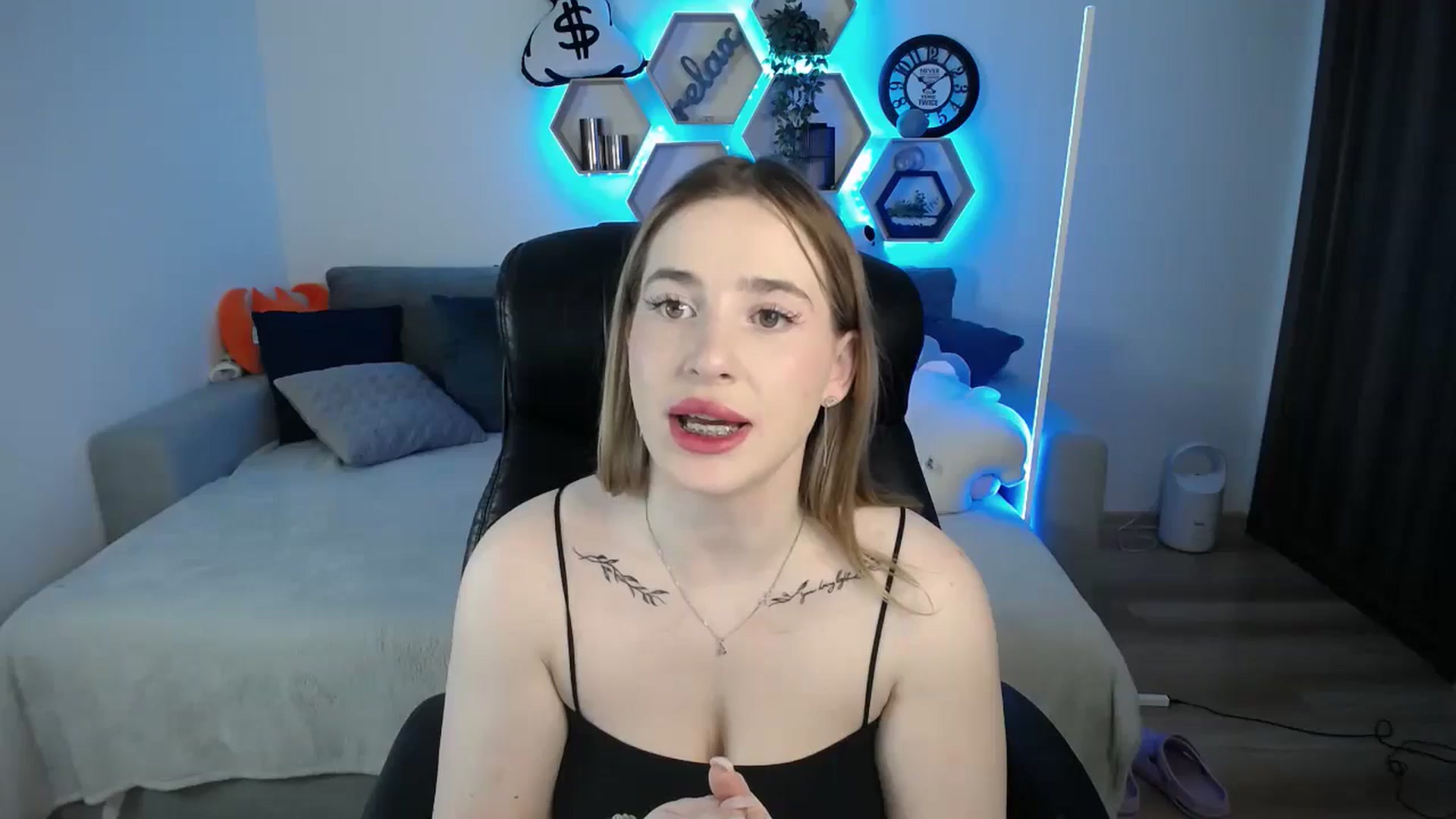 Gallery image thumbnail from SabrinaViolet's myfreecams stream on, 03/09/2025, 10:47 image 11 of 20