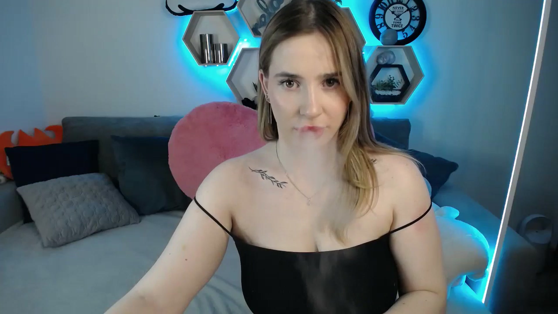 Gallery image thumbnail from SabrinaViolet's myfreecams stream on, 03/09/2025, 11:32 image 6 of 20