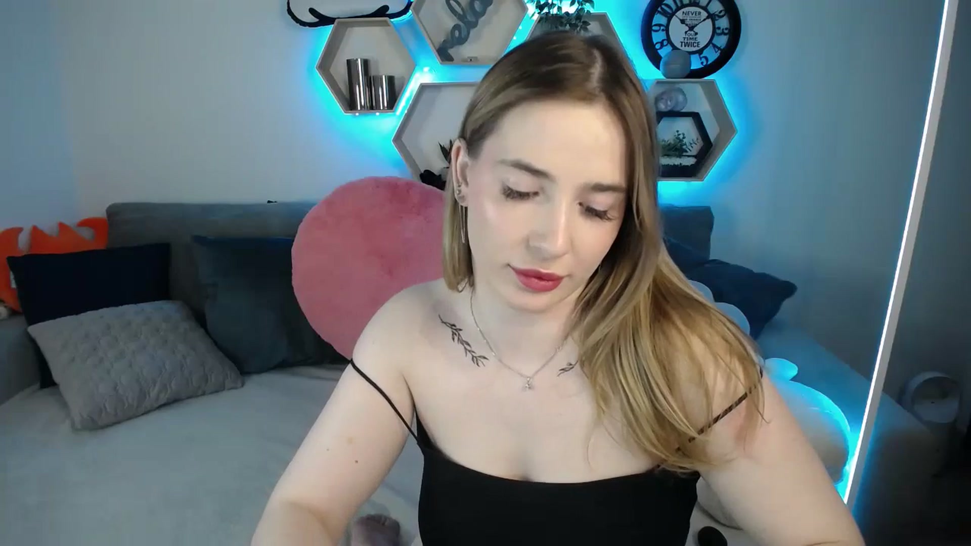 Gallery image thumbnail from SabrinaViolet's myfreecams stream on, 03/09/2025, 11:32 image 10 of 20