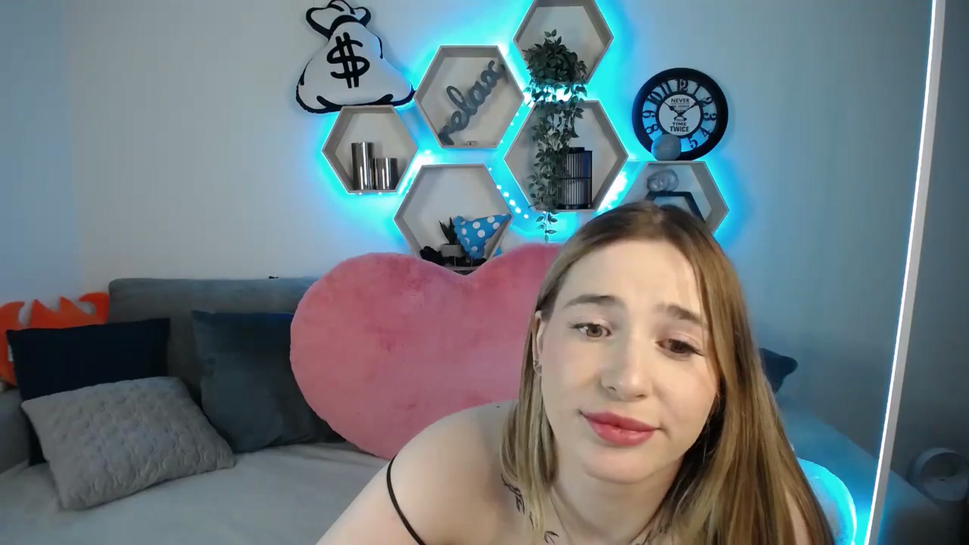 Gallery image thumbnail from SabrinaViolet's myfreecams stream on, 03/09/2025, 12:02 image 16 of 20