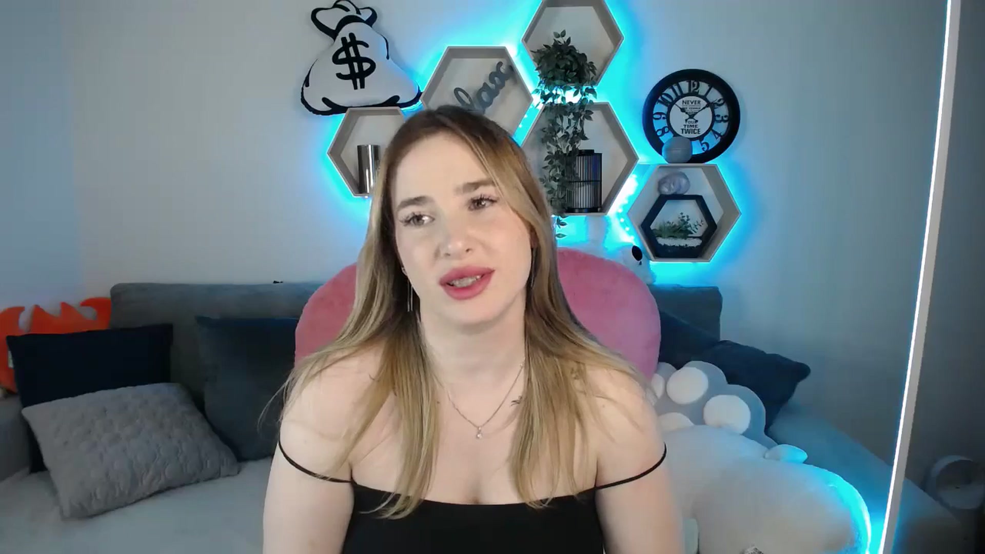 Gallery image thumbnail from SabrinaViolet's myfreecams stream on, 03/09/2025, 12:02 image 6 of 20