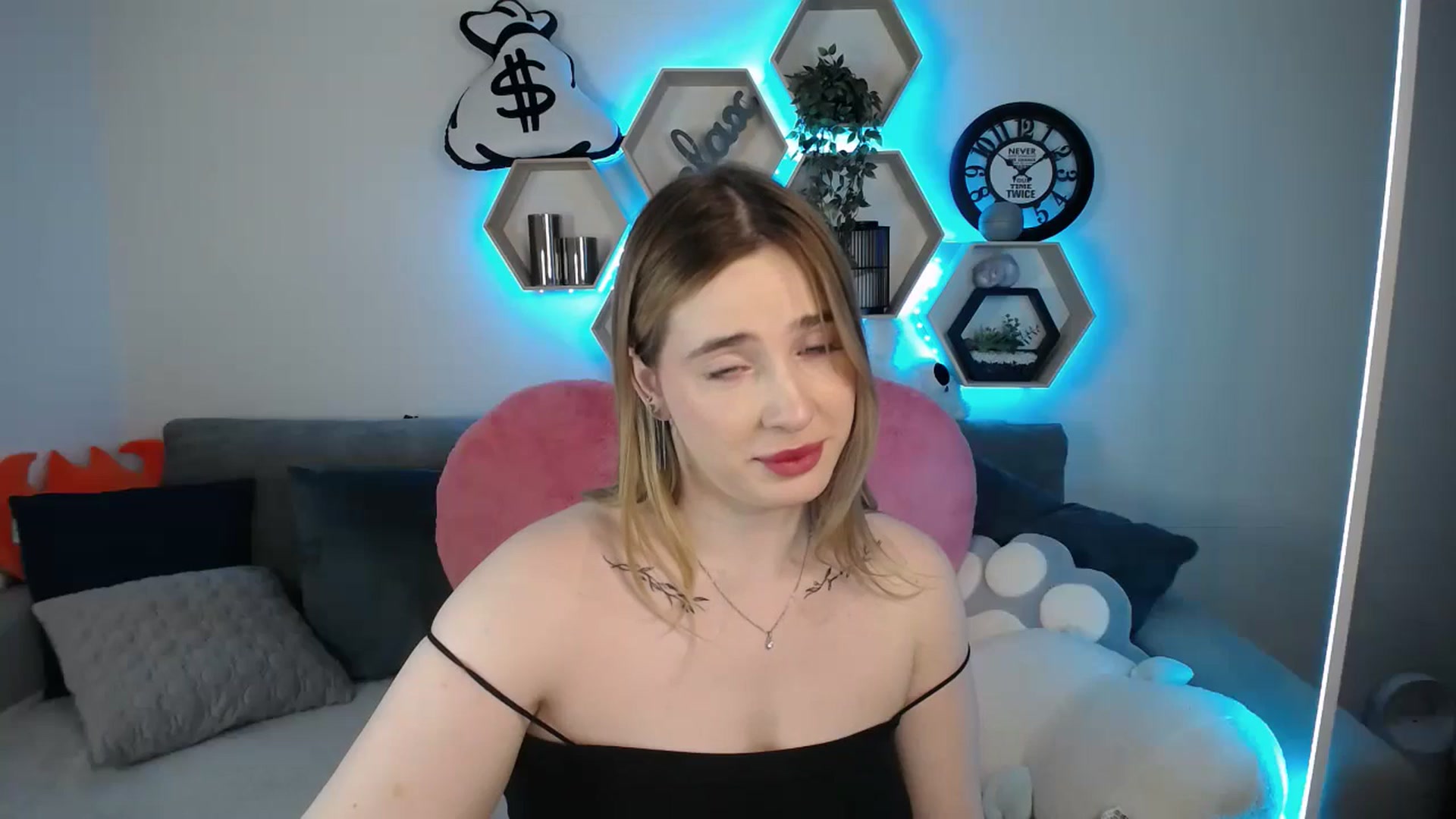 Gallery image thumbnail from SabrinaViolet's myfreecams stream on, 03/09/2025, 12:02 image 12 of 20