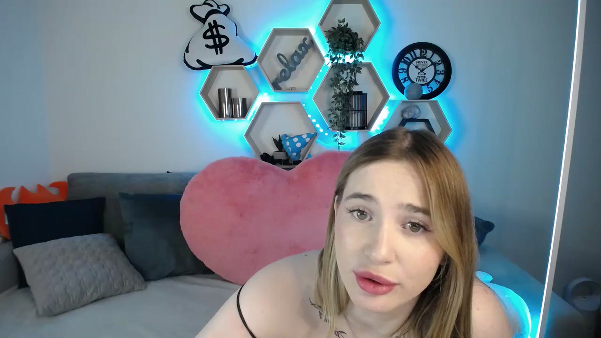 Gallery image thumbnail from SabrinaViolet's myfreecams stream on, 03/09/2025, 12:02 image 17 of 20
