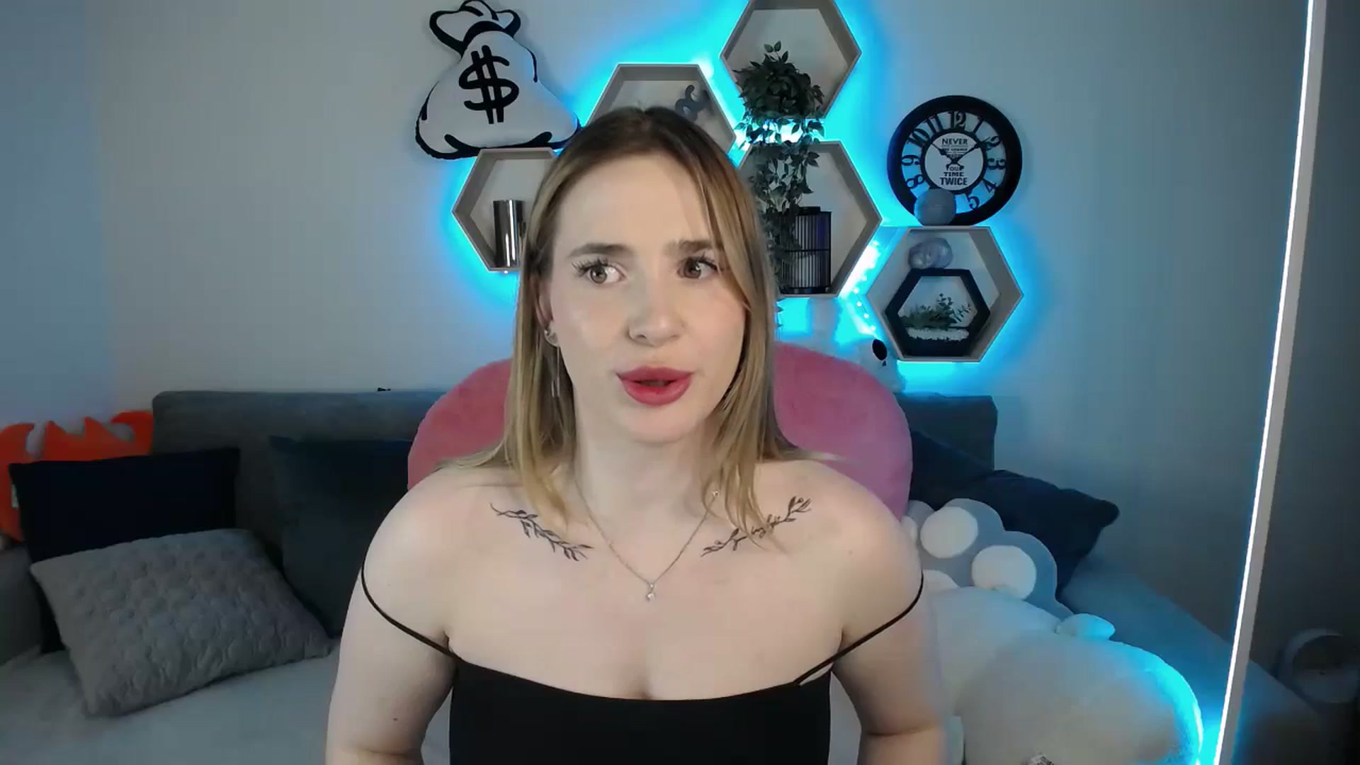 Gallery image thumbnail from SabrinaViolet's myfreecams stream on, 03/09/2025, 12:02 image 3 of 20