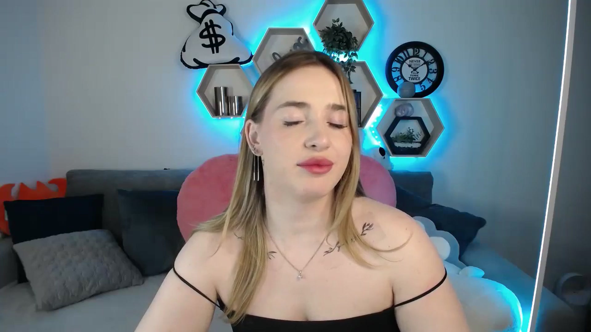 Gallery image thumbnail from SabrinaViolet's myfreecams stream on, 03/09/2025, 12:02 image 8 of 20