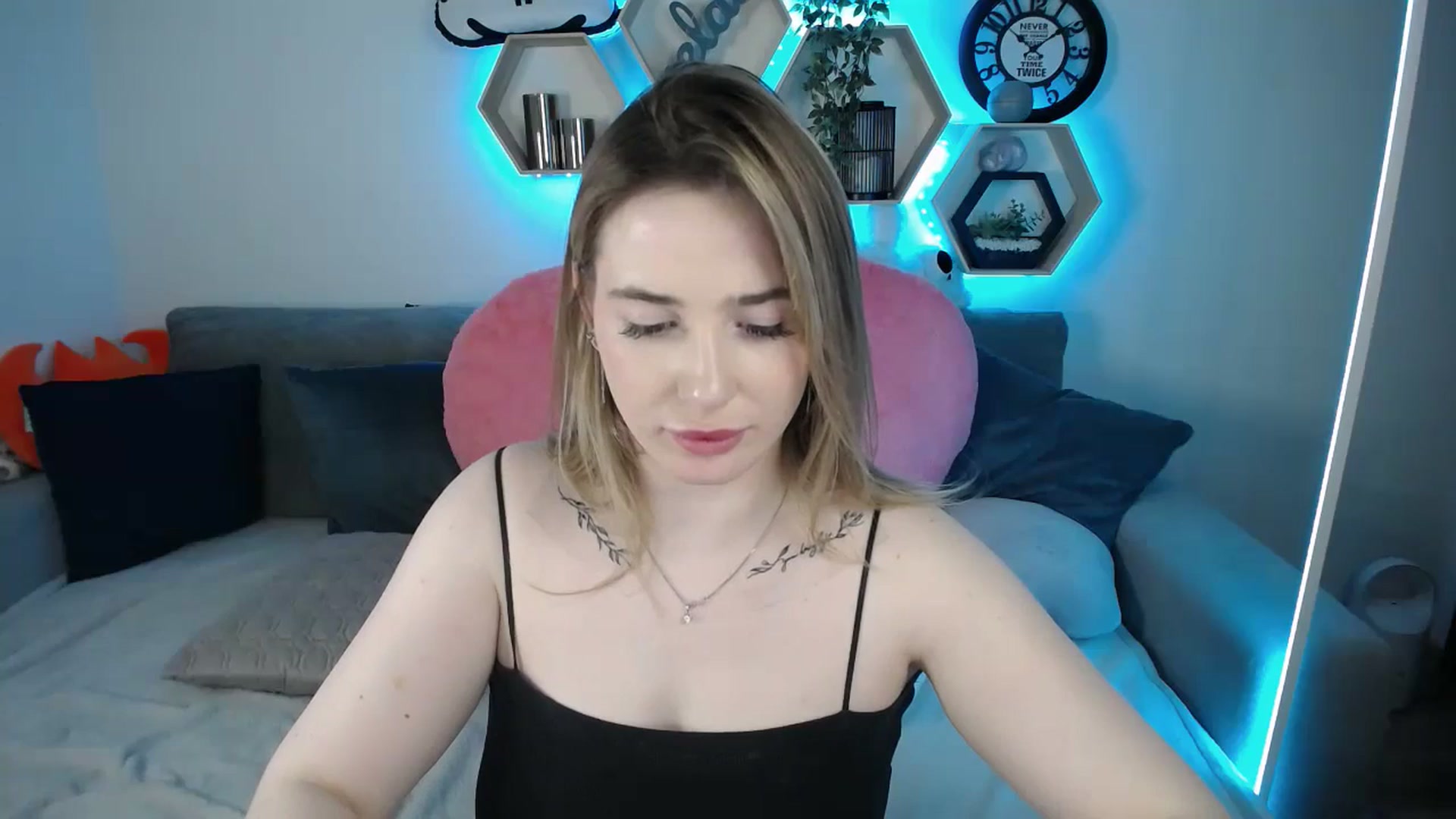 Gallery image thumbnail from SabrinaViolet's myfreecams stream on, 03/09/2025, 14:03 image 17 of 20