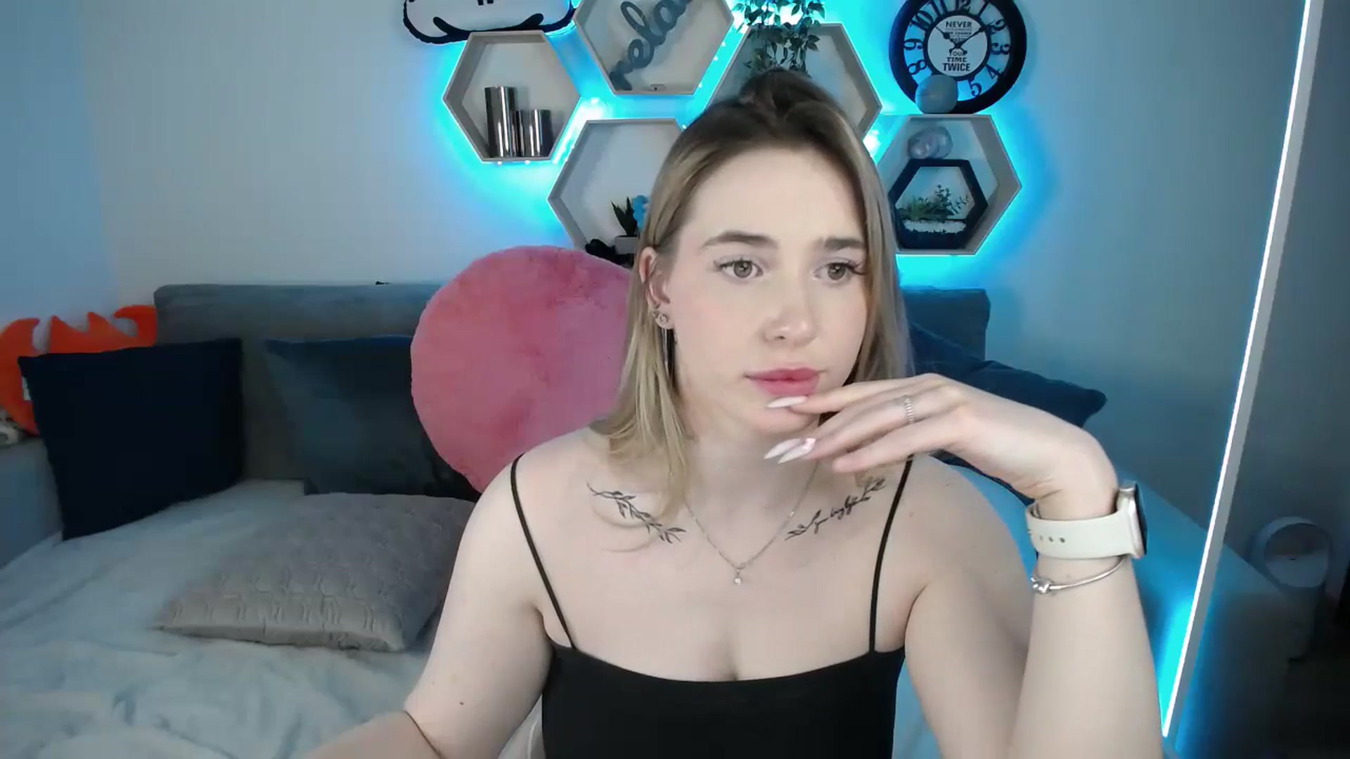 Gallery image thumbnail from SabrinaViolet's myfreecams stream on, 03/09/2025, 14:03 image 7 of 20