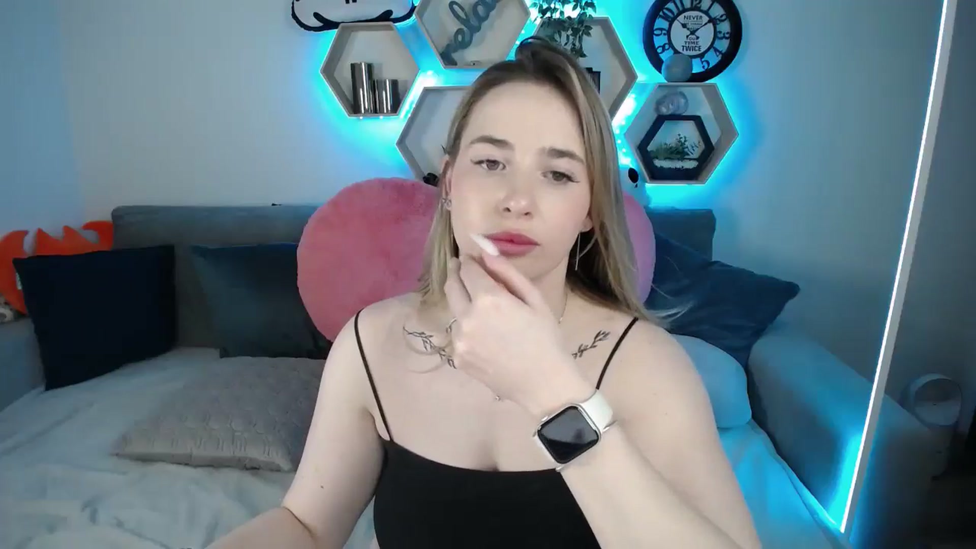 Gallery image thumbnail from SabrinaViolet's myfreecams stream on, 03/09/2025, 14:03 image 6 of 20