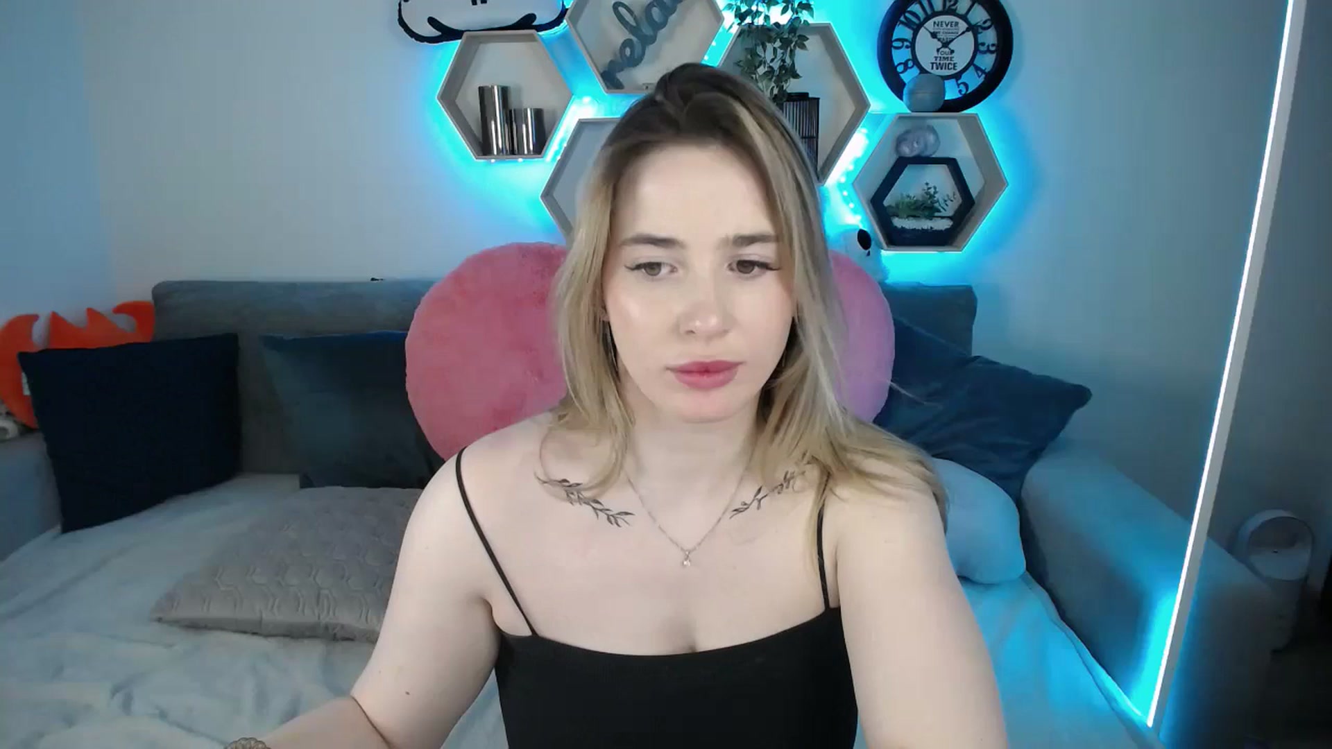 Gallery image thumbnail from SabrinaViolet's myfreecams stream on, 03/09/2025, 14:03 image 1 of 20