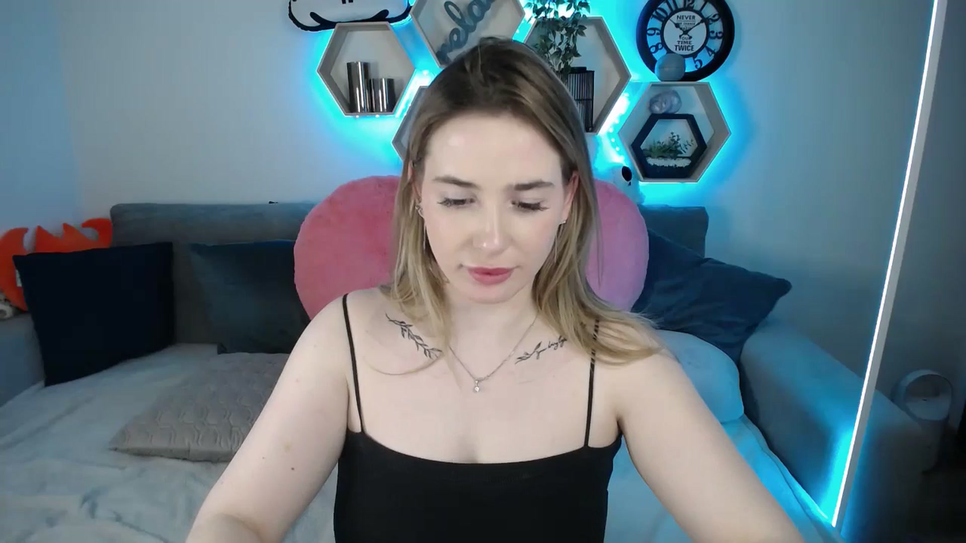 Gallery image thumbnail from SabrinaViolet's myfreecams stream on, 03/09/2025, 14:03 image 16 of 20