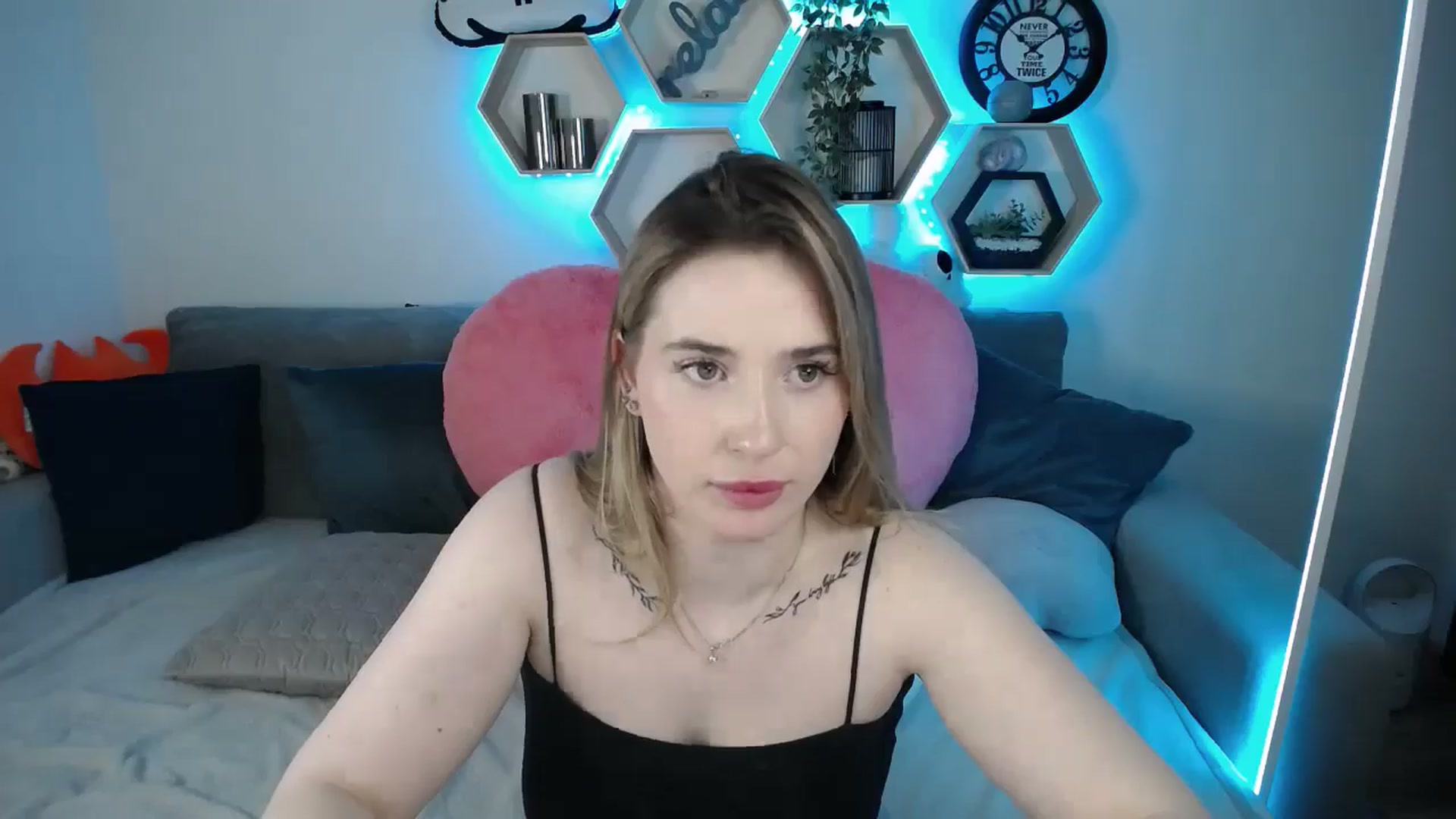 Gallery image thumbnail from SabrinaViolet's myfreecams stream on, 03/09/2025, 14:03 image 19 of 20