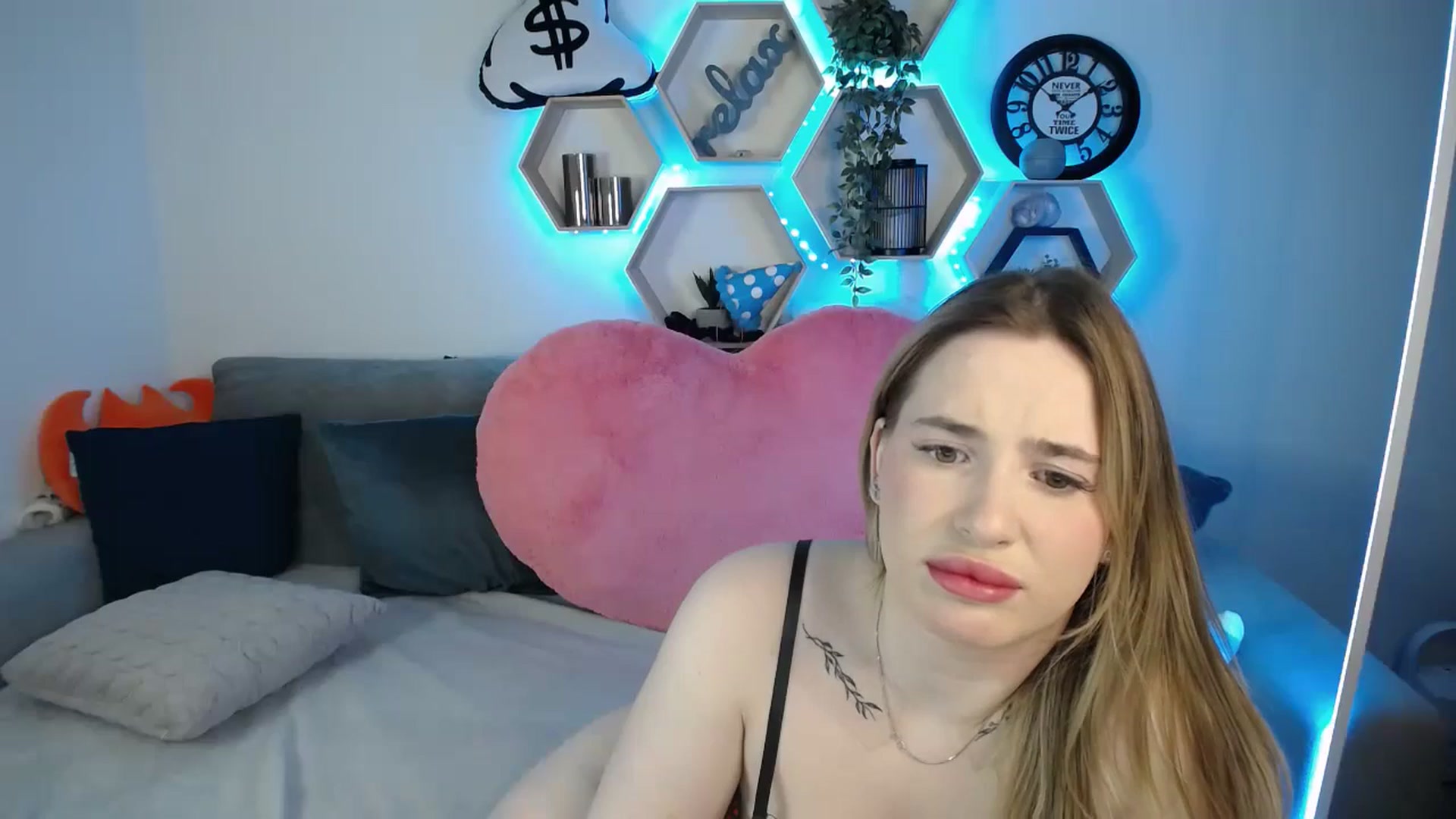 Gallery image thumbnail from SabrinaViolet's myfreecams stream on, 03/10/2025, 11:37 image 13 of 20